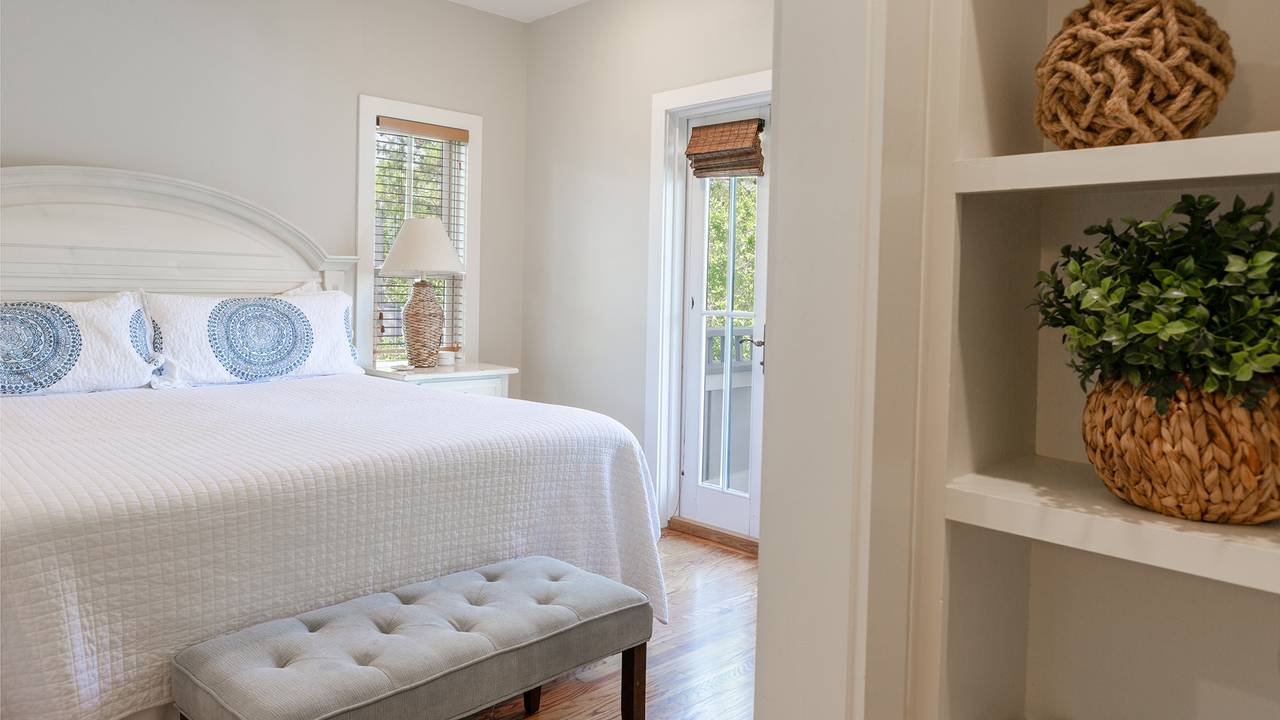 By The Wave King Bedroom with Bathroom By The Wave King Bedroom with Bathroom