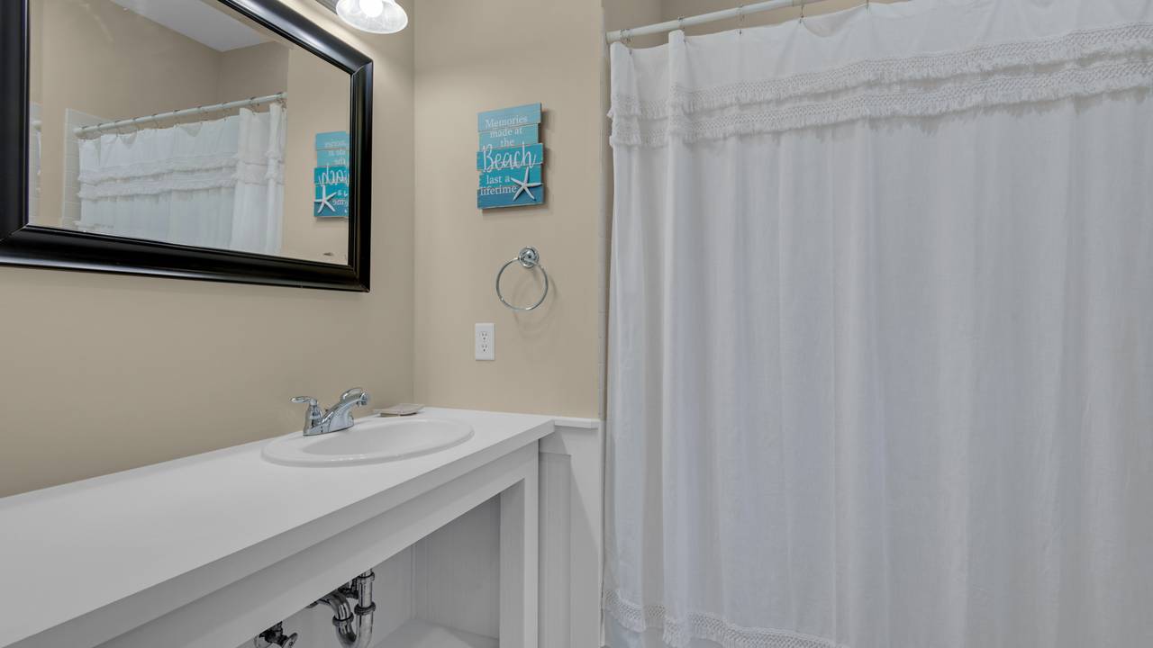 By The Wave Bedroom 1's Private Bathroom By The Wave Bedroom 1's Private Bathroom