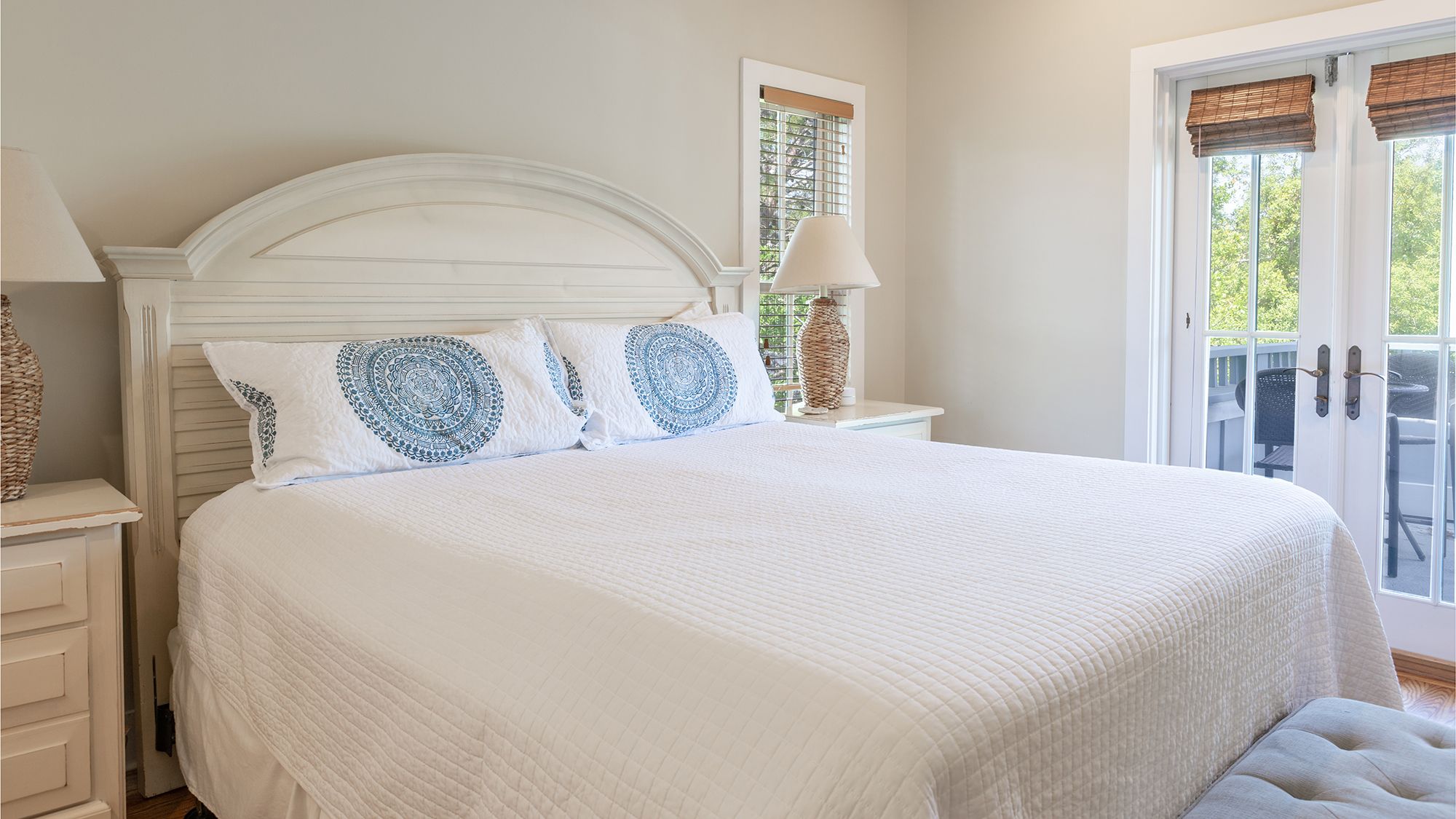 By The Wave King Bedroom with Bathroom