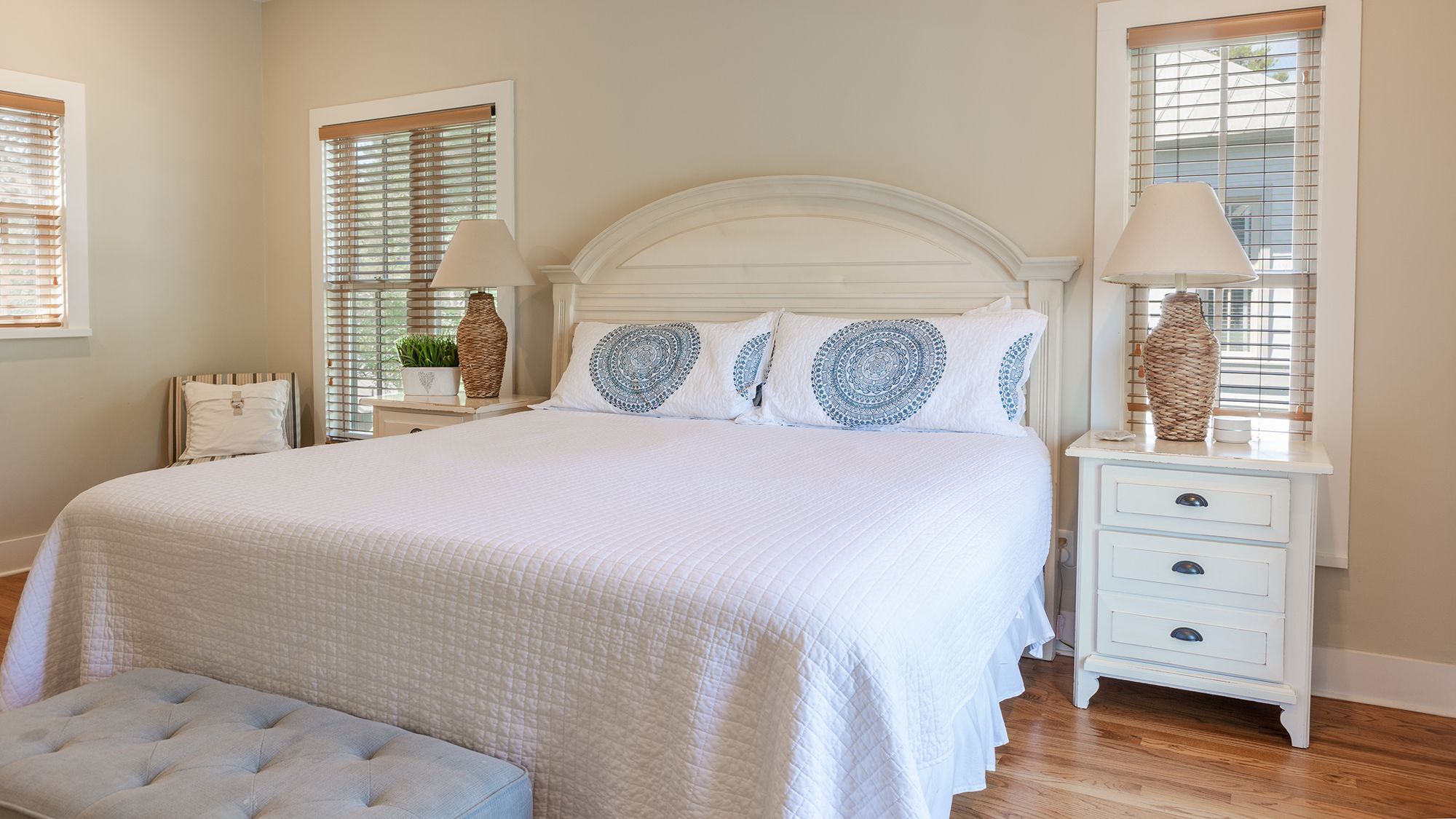 By The Wave King Bedroom with Bathroom