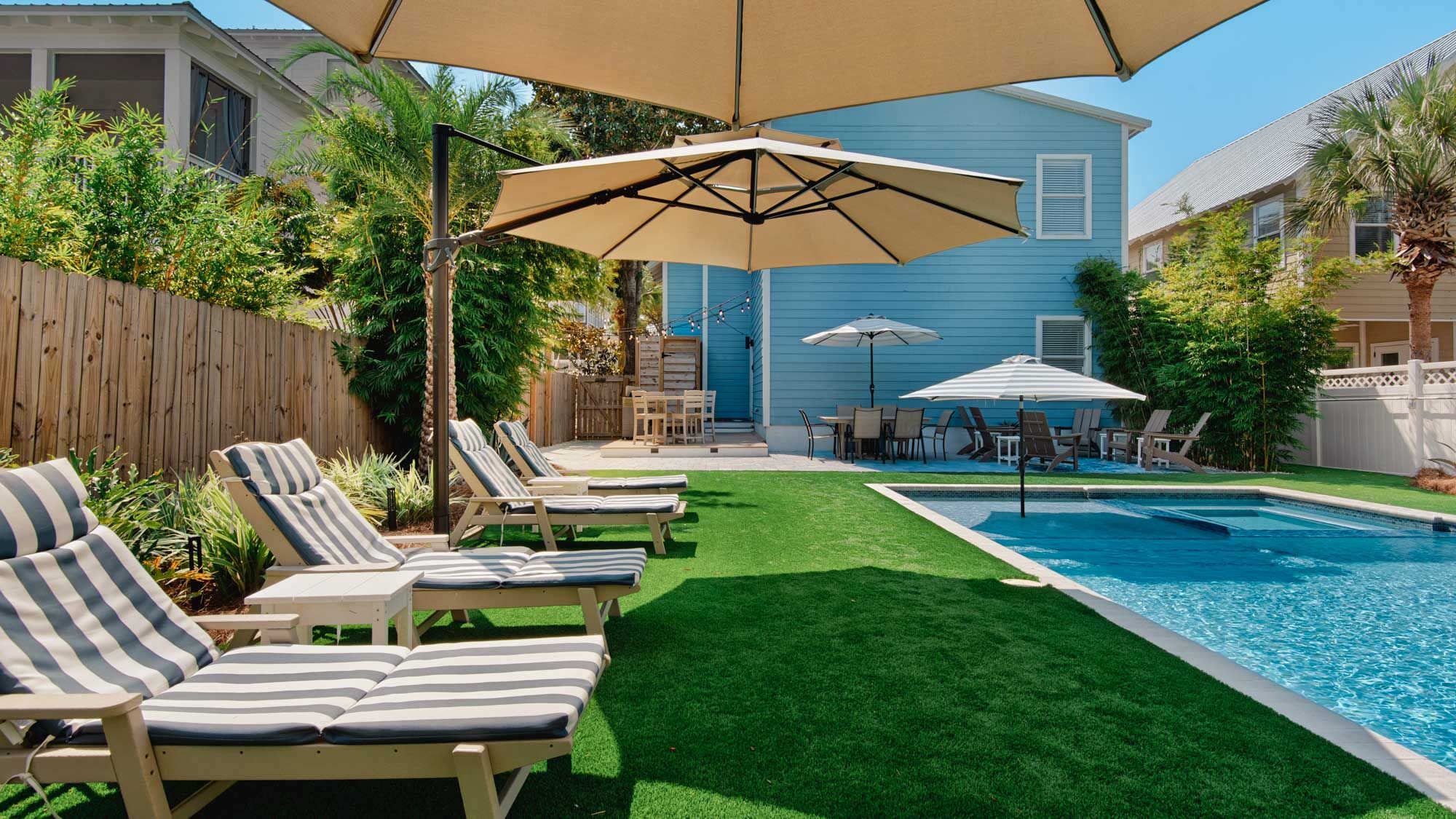 BLPIN Private Pool w/ Sun loungers and Umbrellas