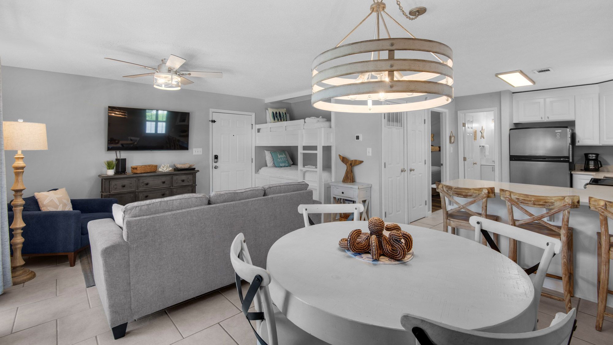 Beachwood Villas 4G - Dining into Living area