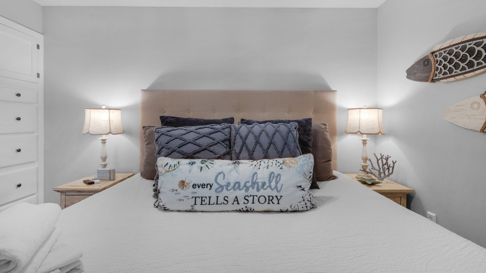 Beachwood Villas 4G - Bedroom w/ King bed