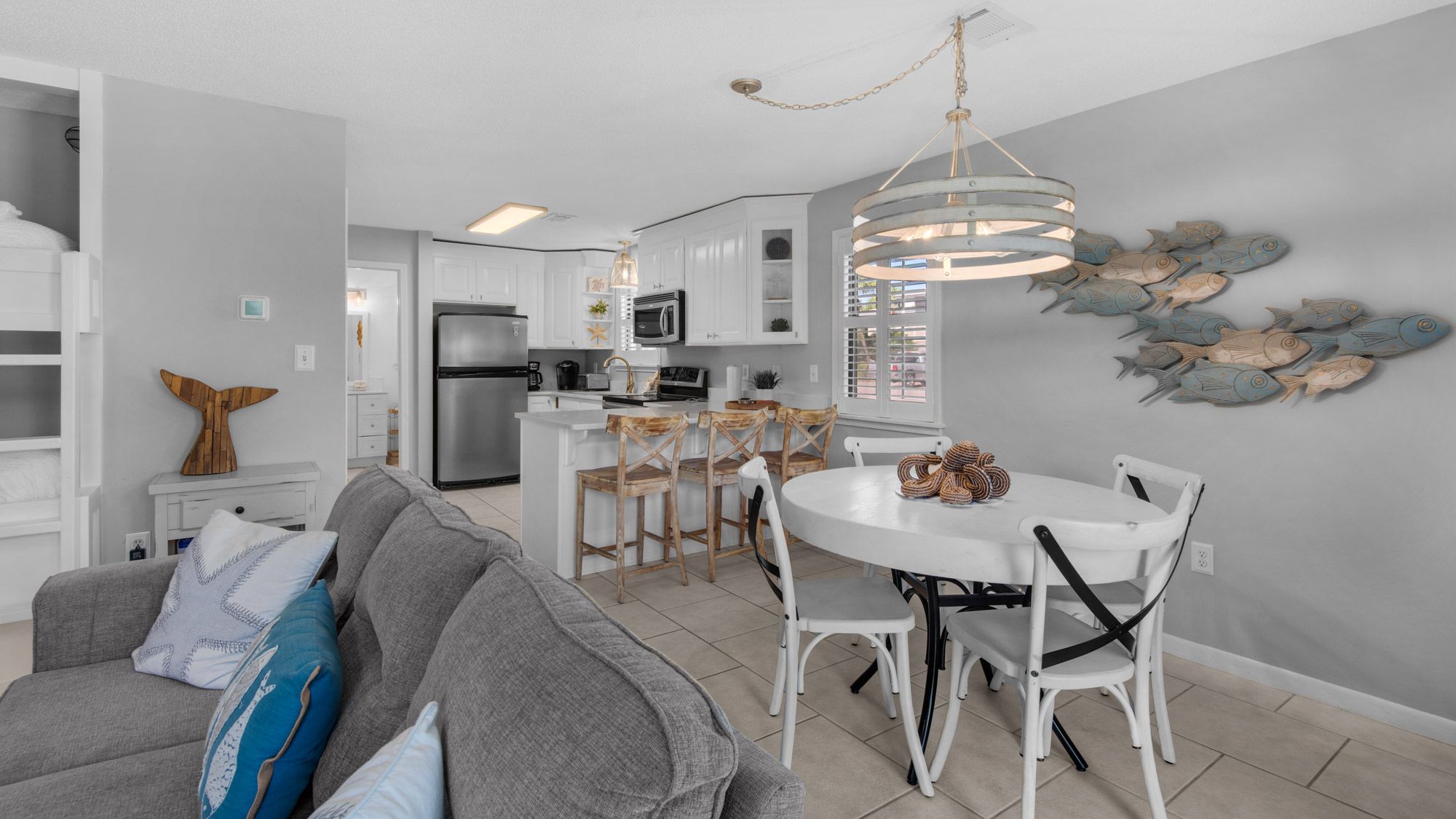 Beachwood Villas 4G - Dining into Kitchen area