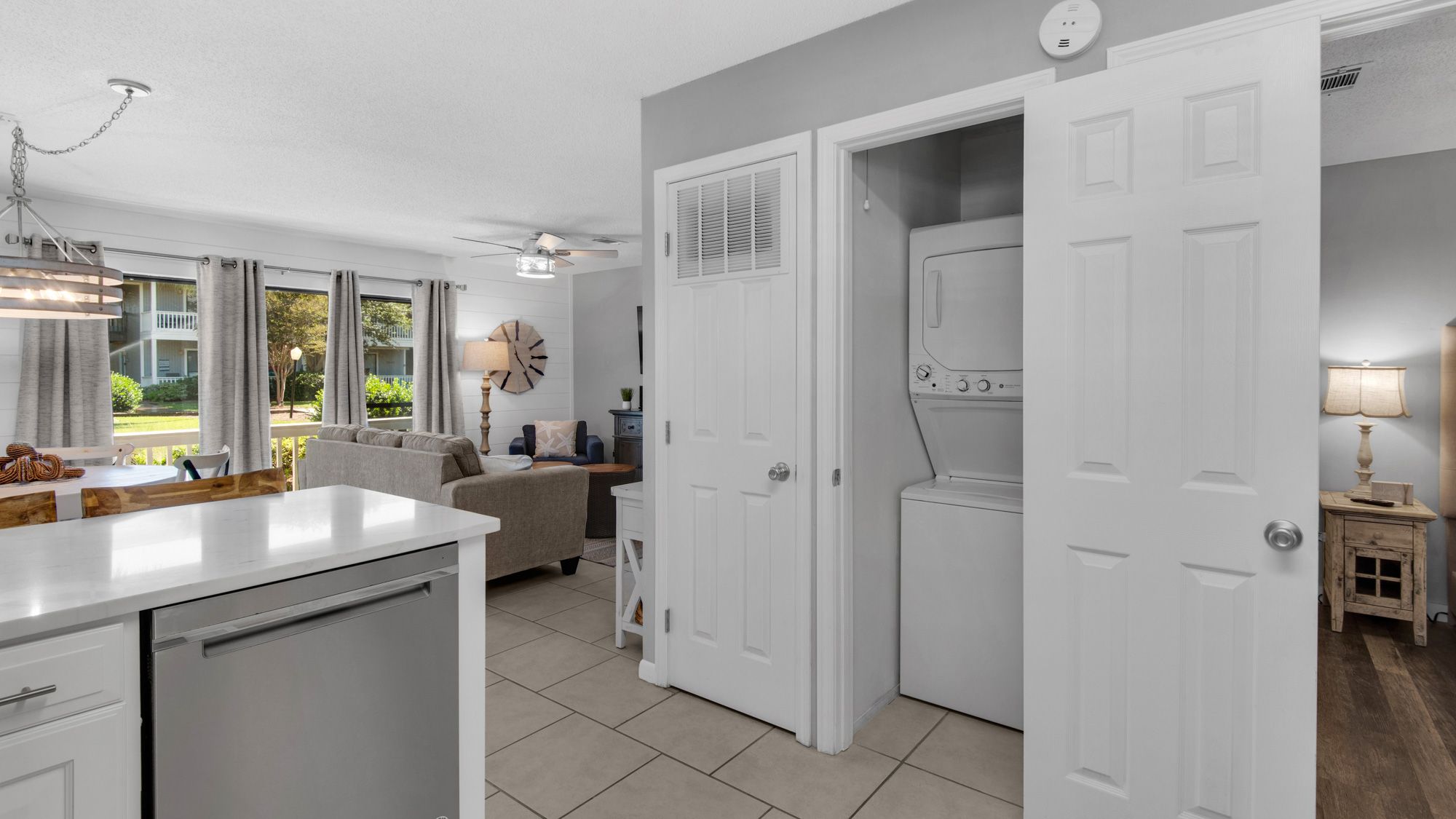 Beachwood Villas 4G - Kitchen area into washer/dryer