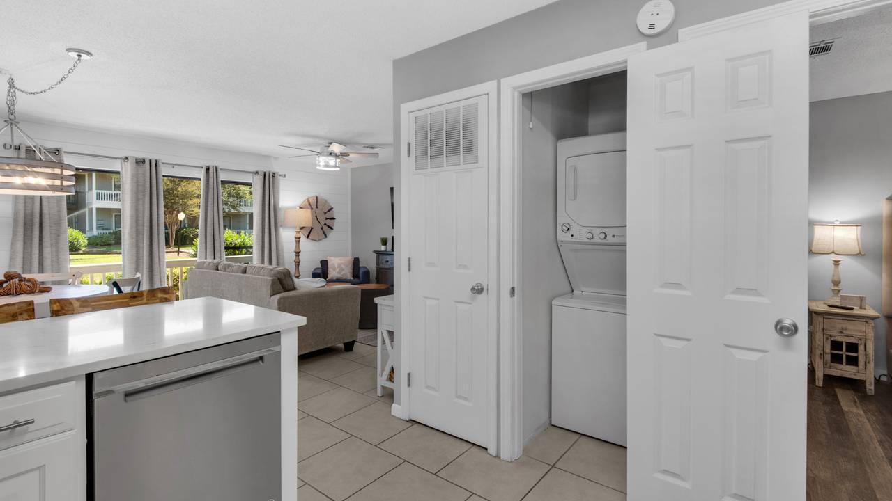 Beachwood Villas 4G - Kitchen area into washer/dryer Beachwood Villas 4G - Kitchen area into washer/dryer