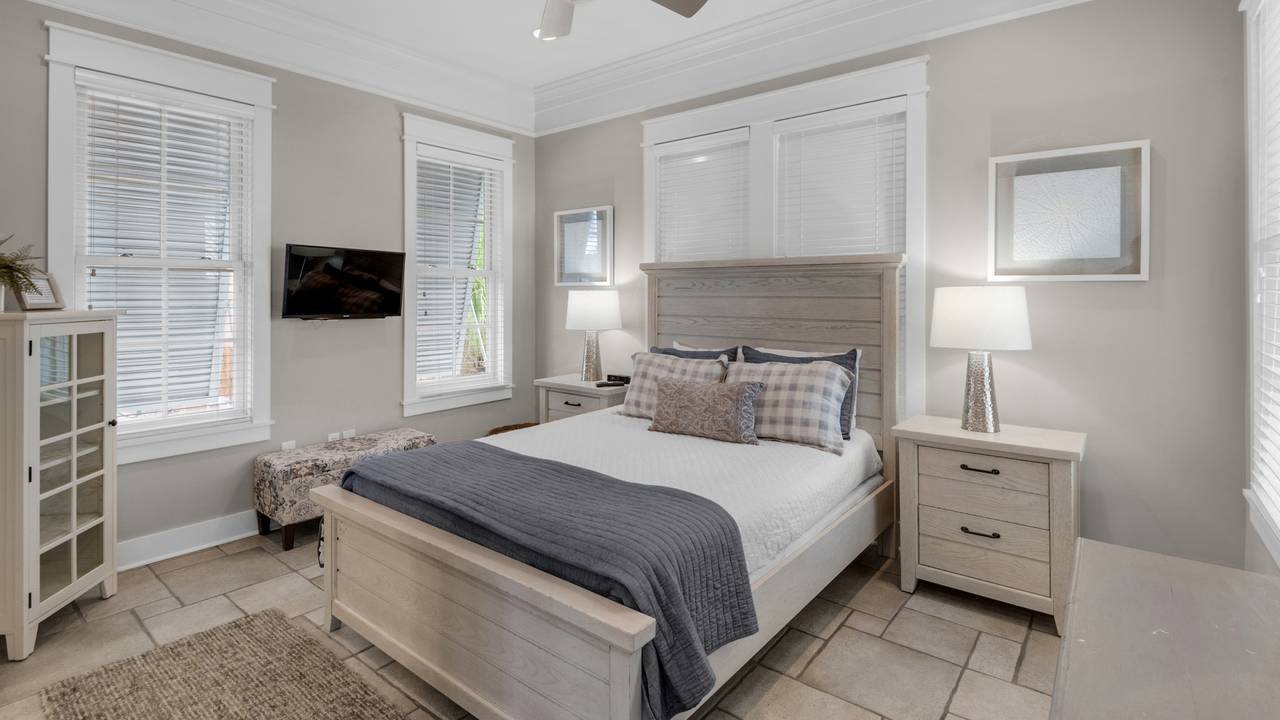 Walking on Sunshine 2nd Floor Queen Bedroom Walking on Sunshine 2nd Floor Queen Bedroom