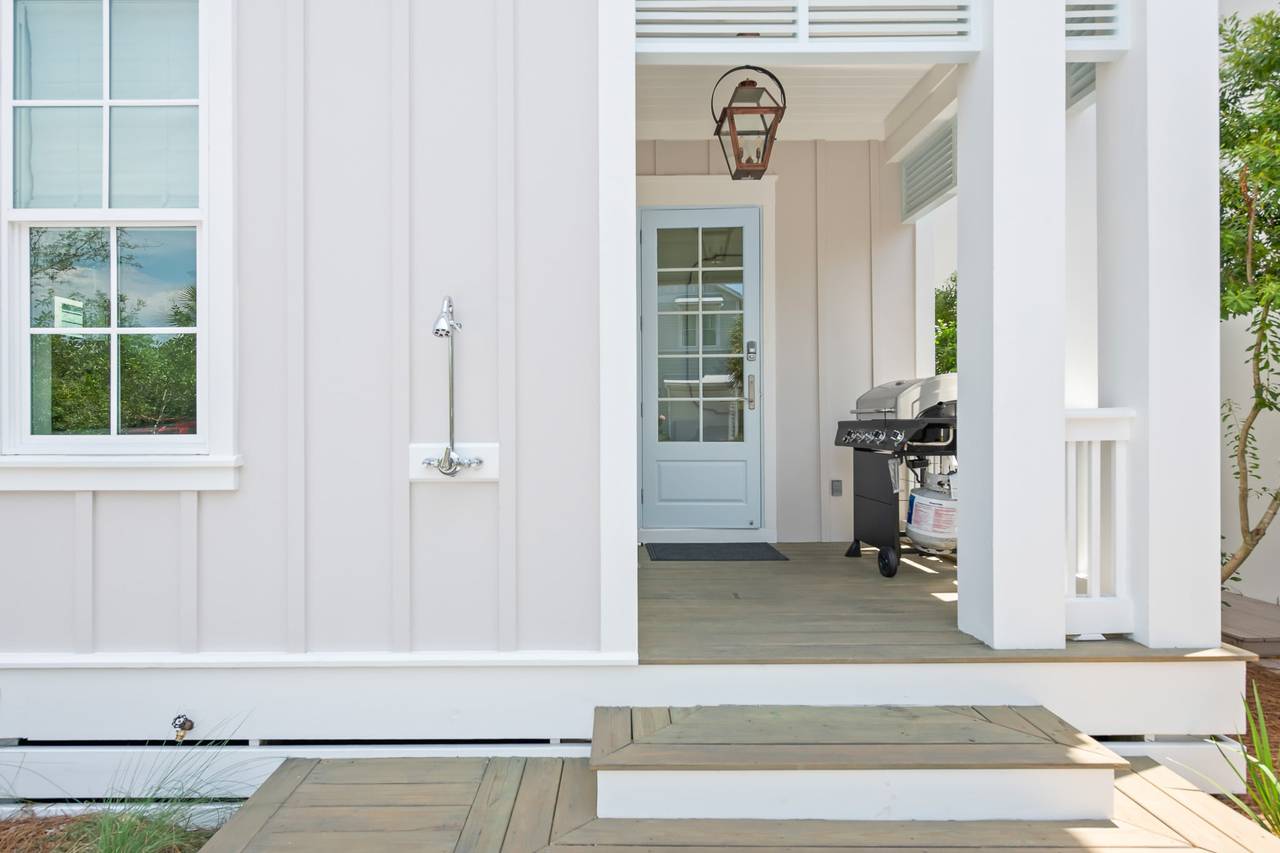 Maison de Joie Back Patio Maison de Joie Back Patio