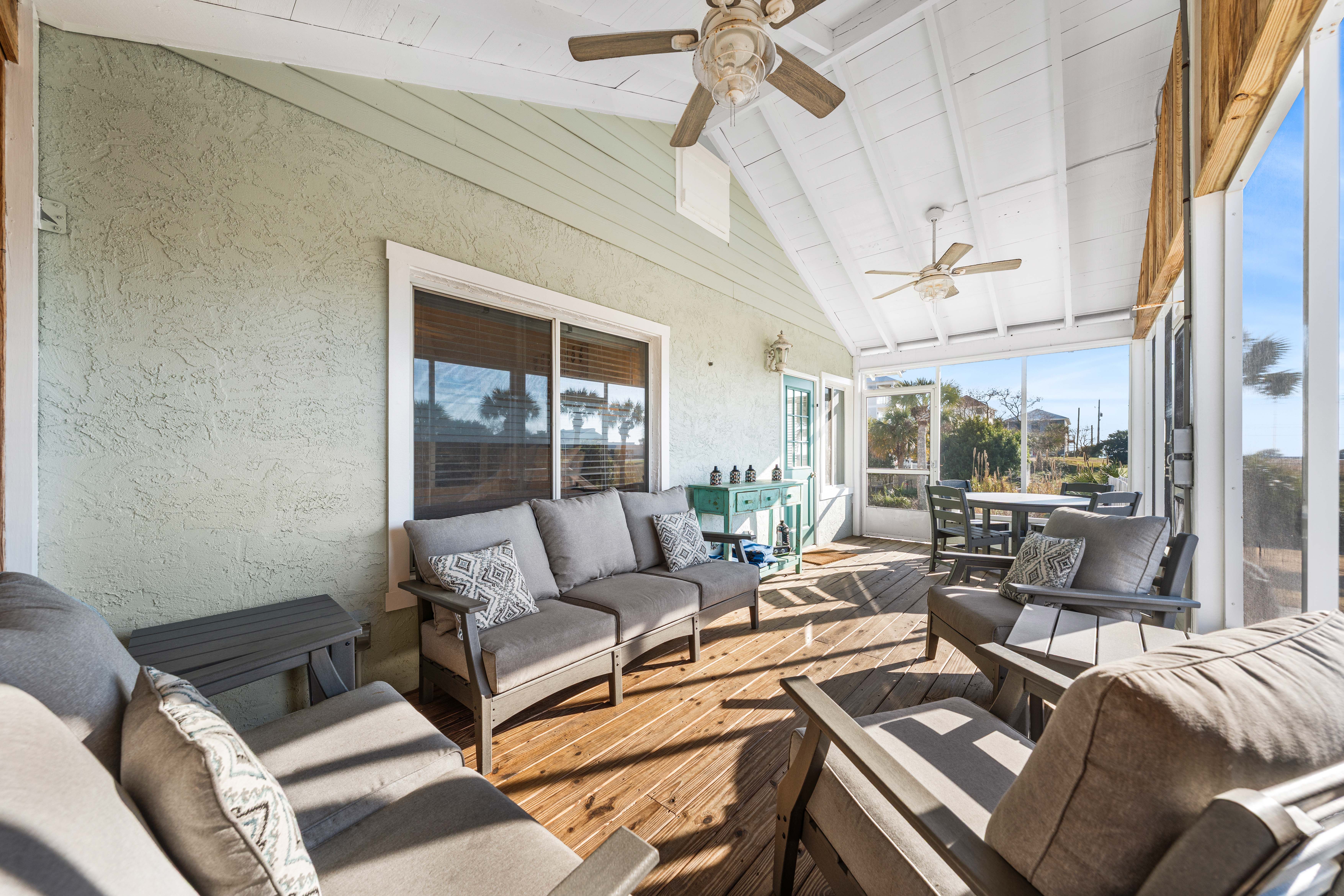Leo_s Hideaway - Screened-in Porch