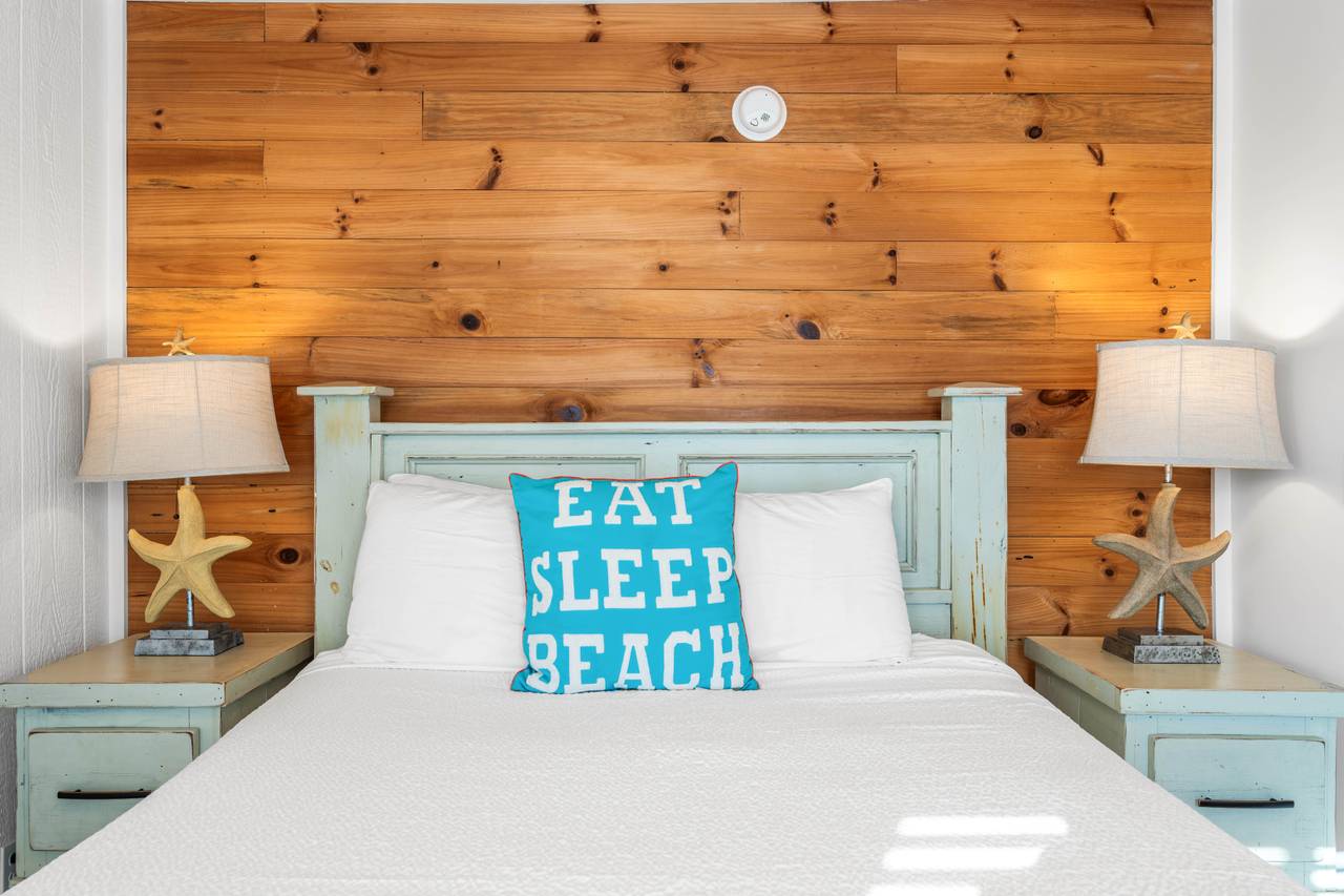 Leo_s Hideaway - Queen bedroom 1 Leo_s Hideaway - Queen bedroom 1