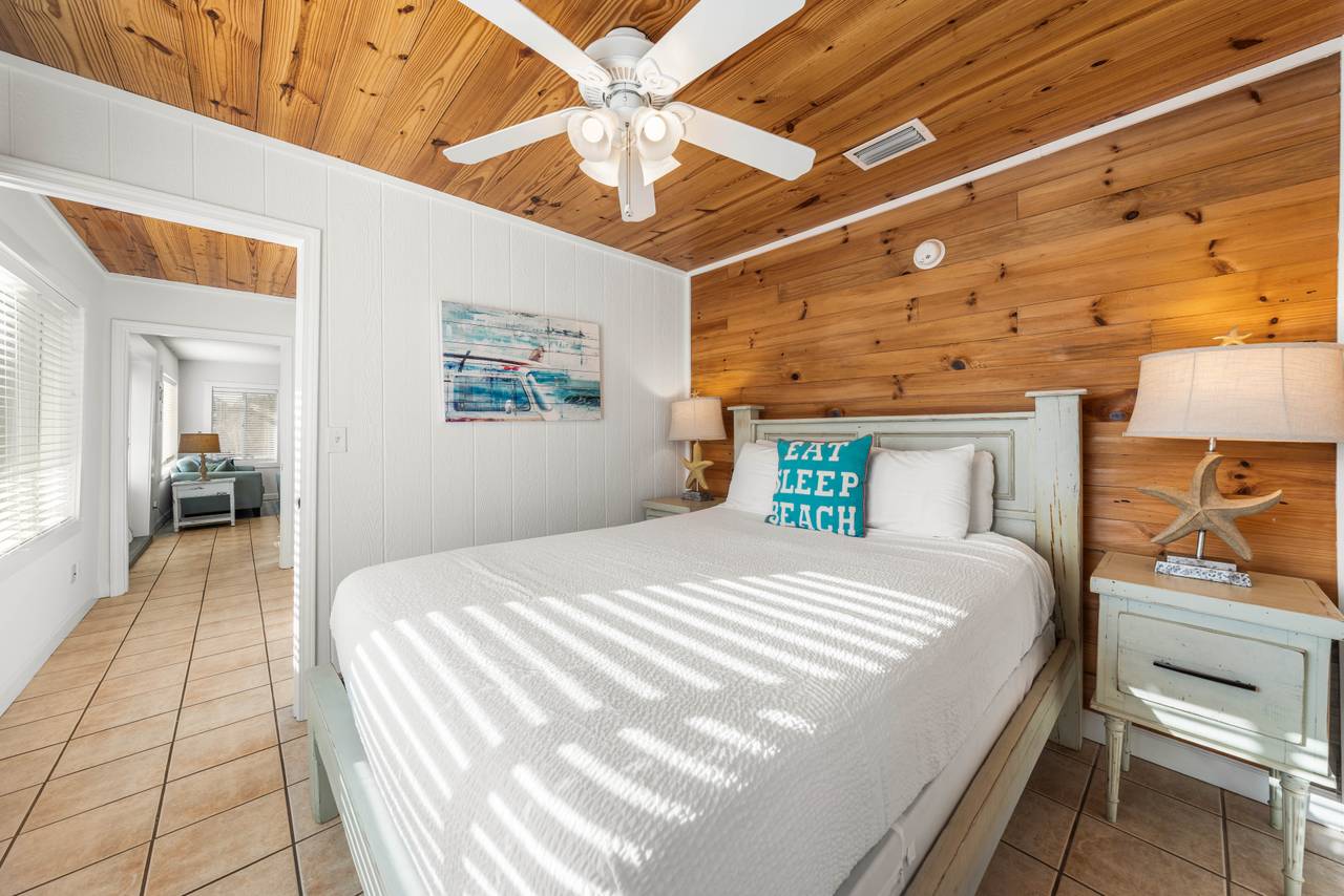 Leo_s Hideaway - Queen bedroom 1 Leo_s Hideaway - Queen bedroom 1