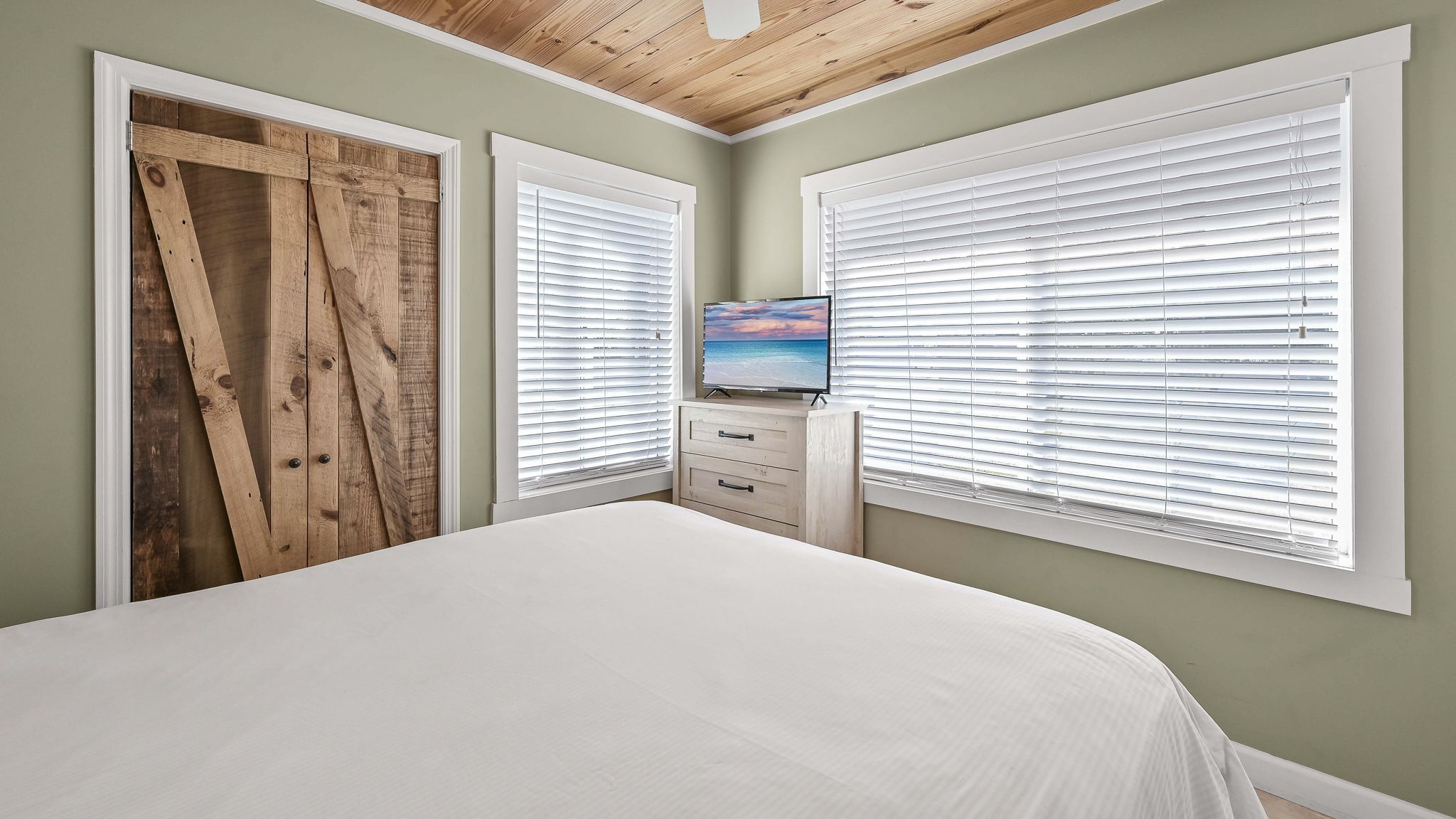 Leo's Hideaway Queen Bedroom