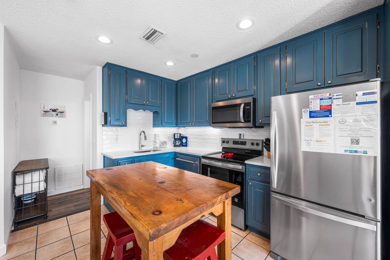 Leo_s Hideaway - Dining & Kitchen area Leo_s Hideaway - Dining & Kitchen area