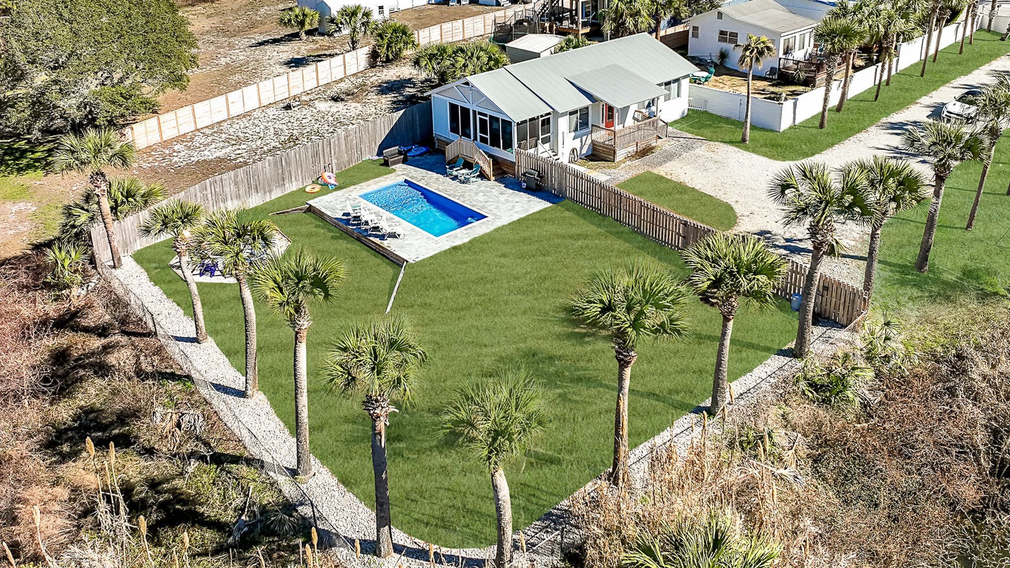 Leo's Hideaway Backyard