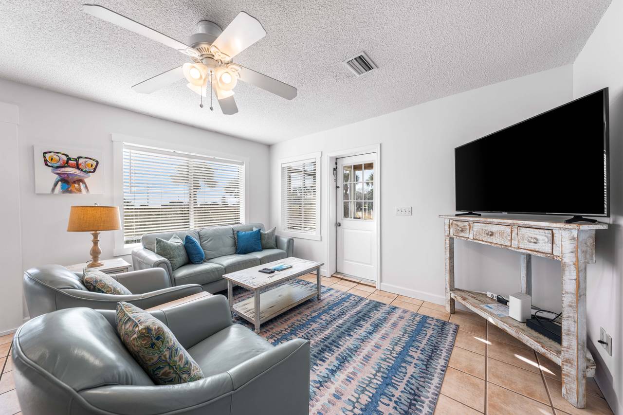 Leo_s Hideaway - Living area Leo_s Hideaway - Living area