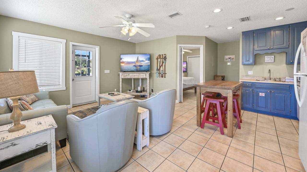 Leo's Hideaway Main Area Leo's Hideaway Main Area