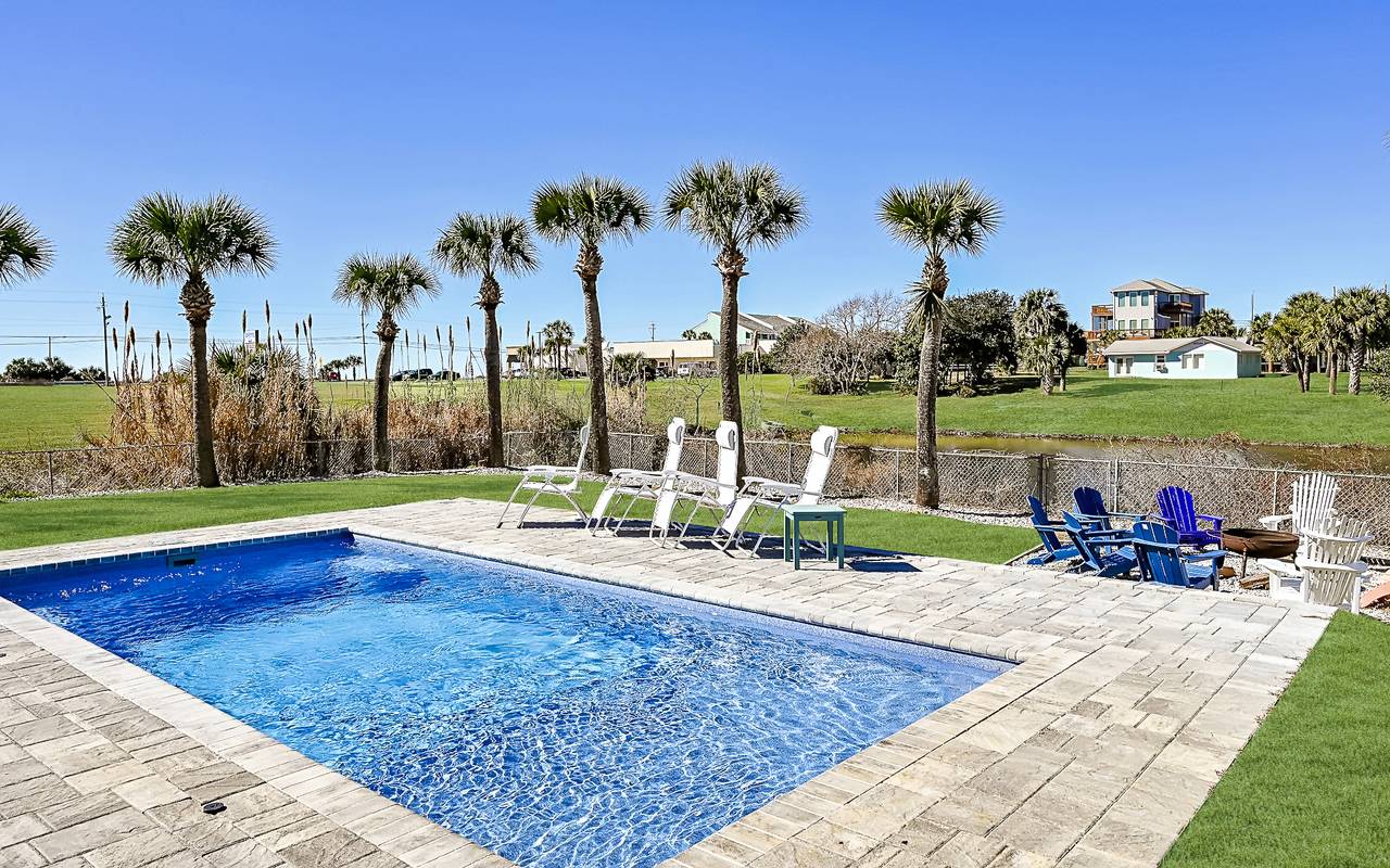 Leo's Hideaway Backyard and Pool Leo's Hideaway Backyard and Pool