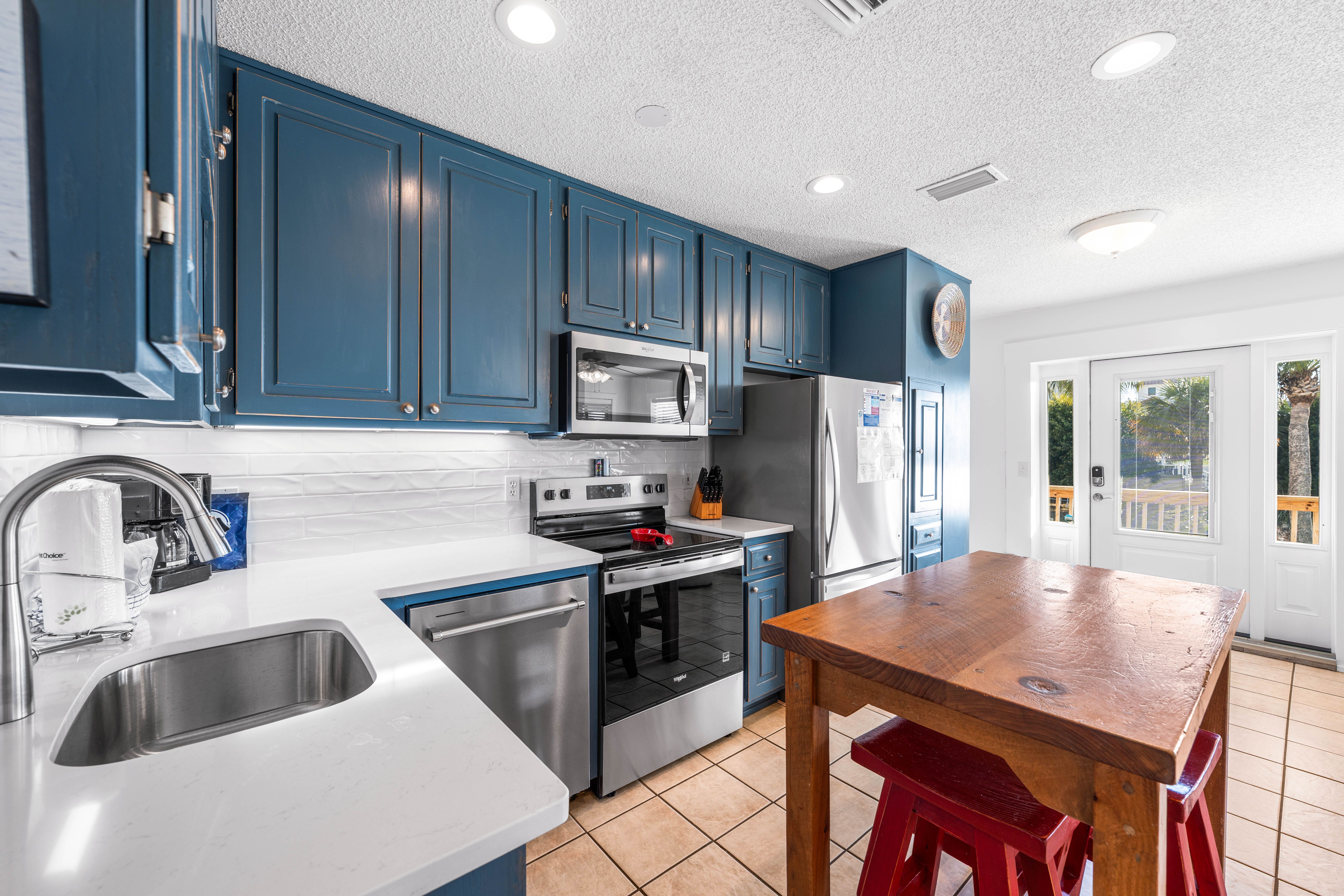 Leo_s Hideaway - Dining & Kitchen area