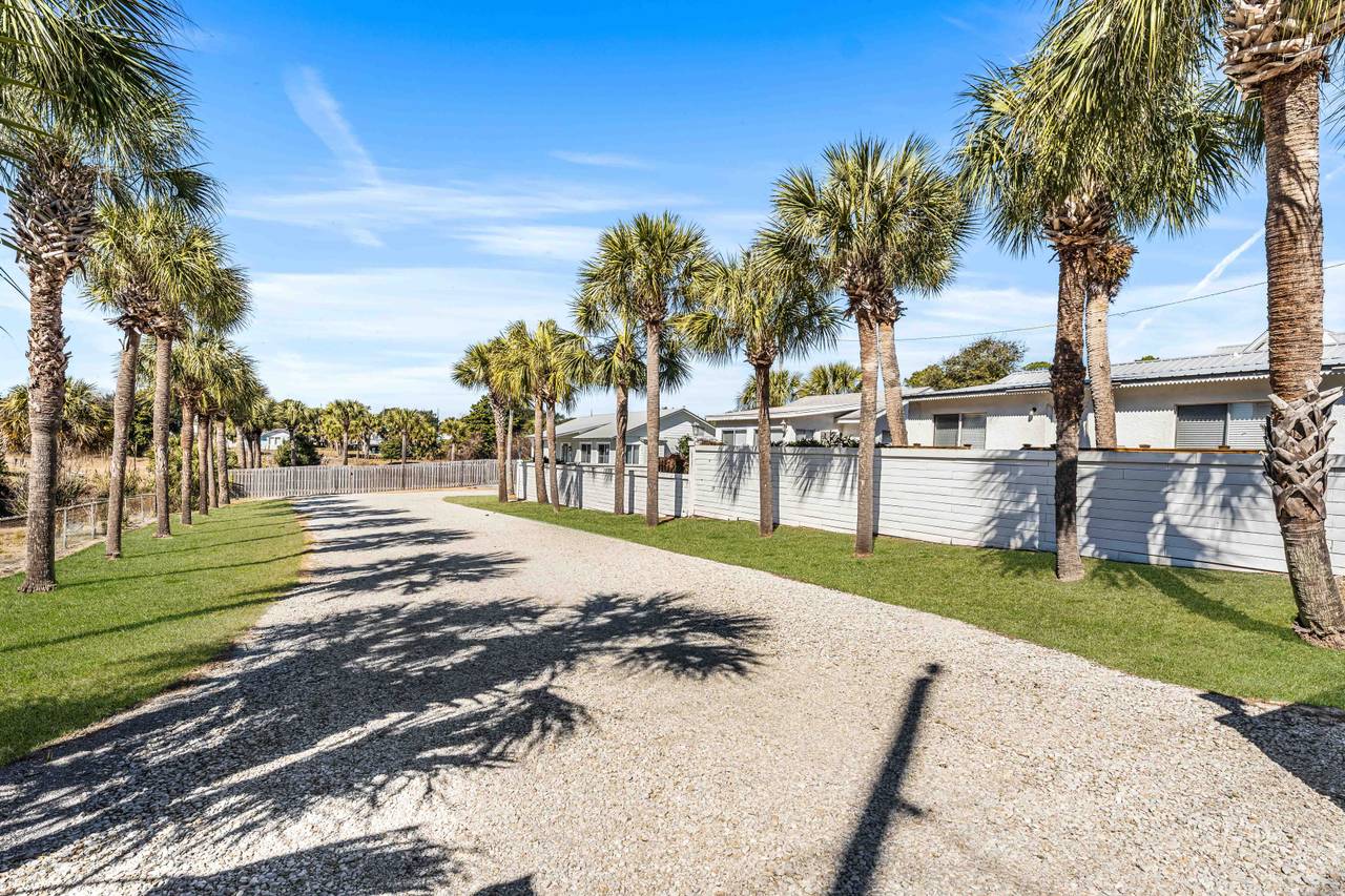 Leo_s Hideaway Leo_s Hideaway