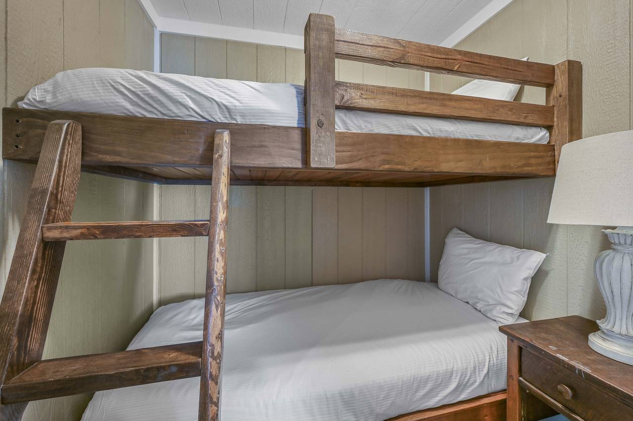 Leo's Hideaway Bunk Room Leo's Hideaway Bunk Room