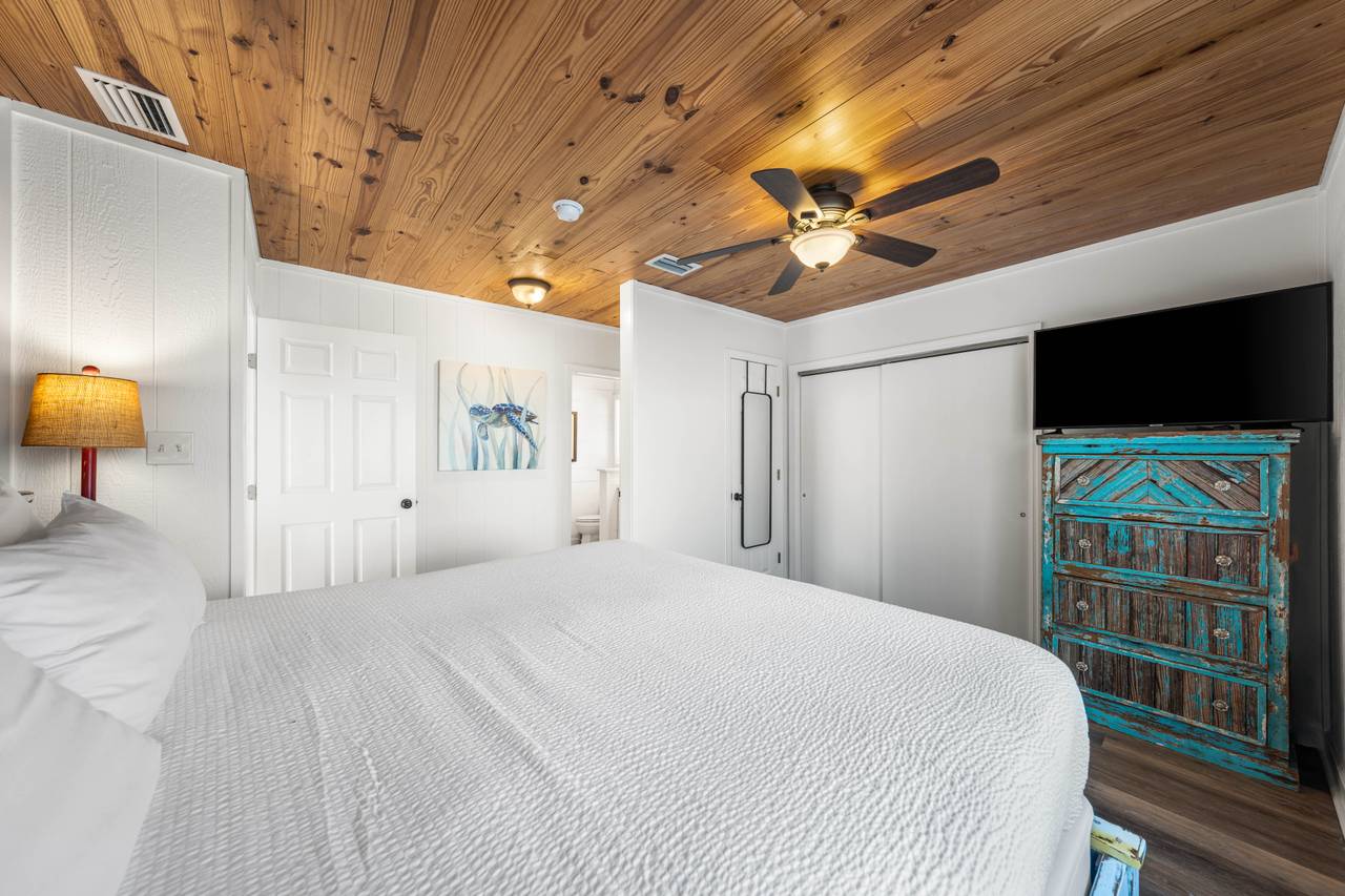 Leo_s Hideaway - Queen bedroom 2 Leo_s Hideaway - Queen bedroom 2