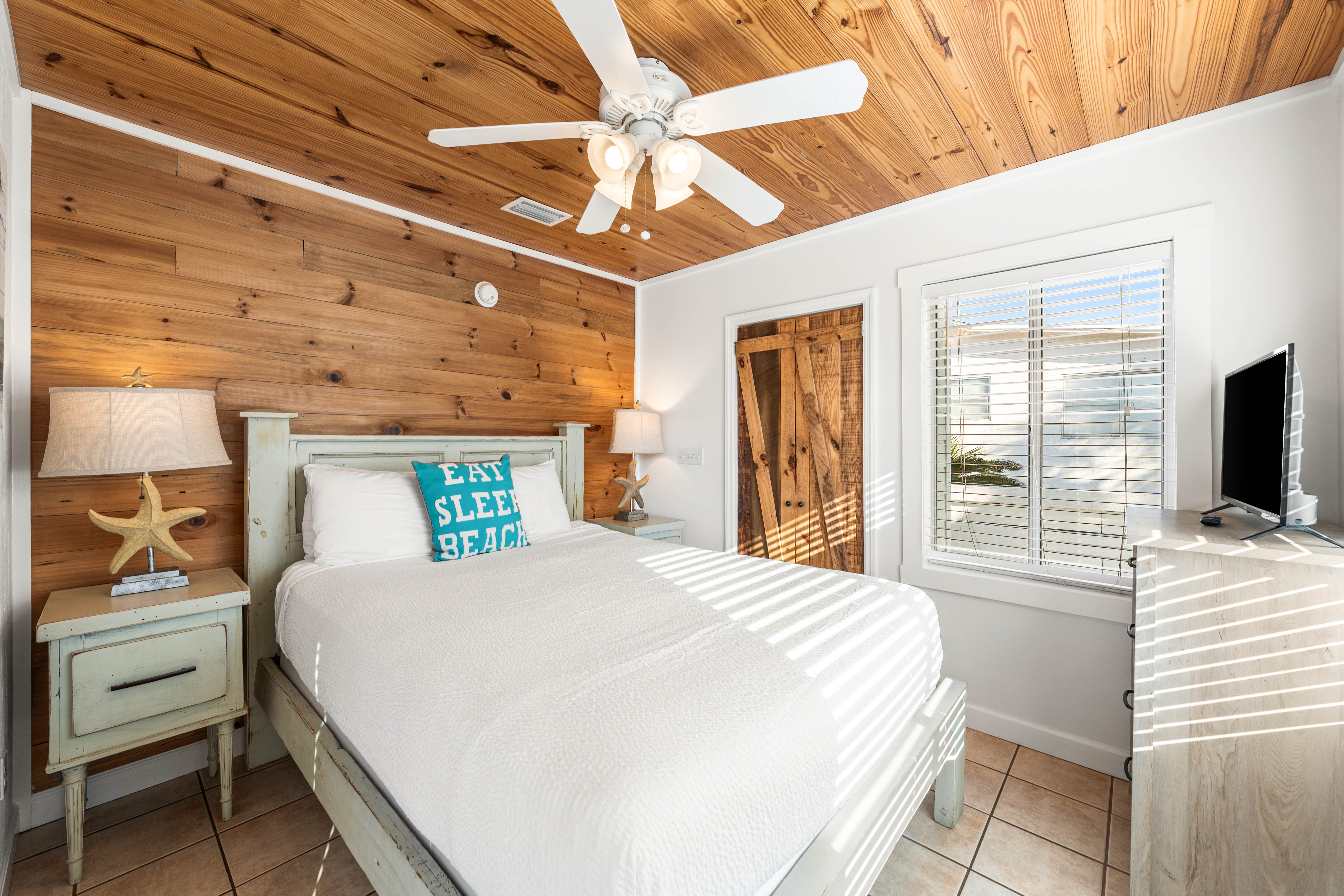 Leo_s Hideaway - Queen bedroom 1