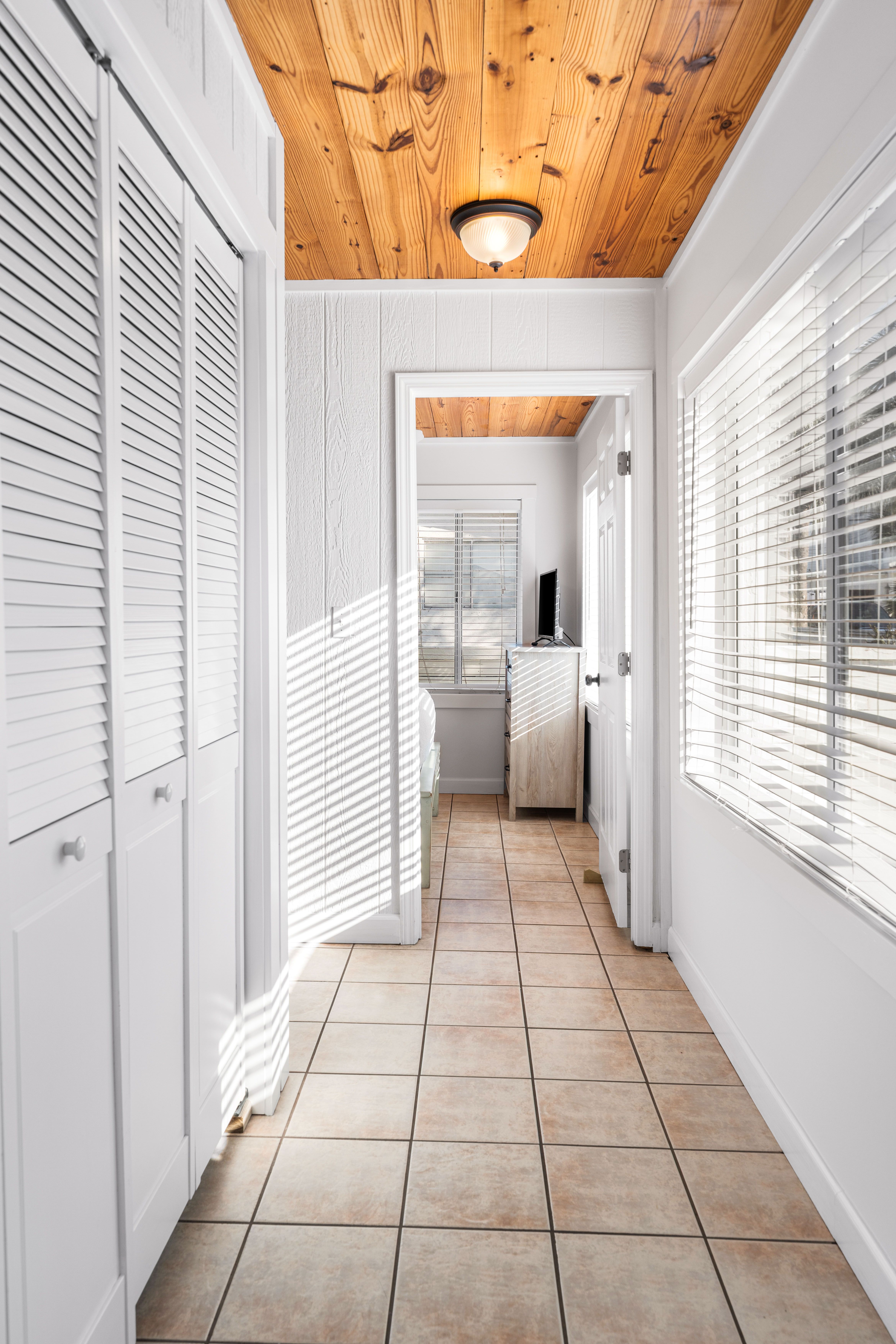 Leo_s Hideaway - Hallway