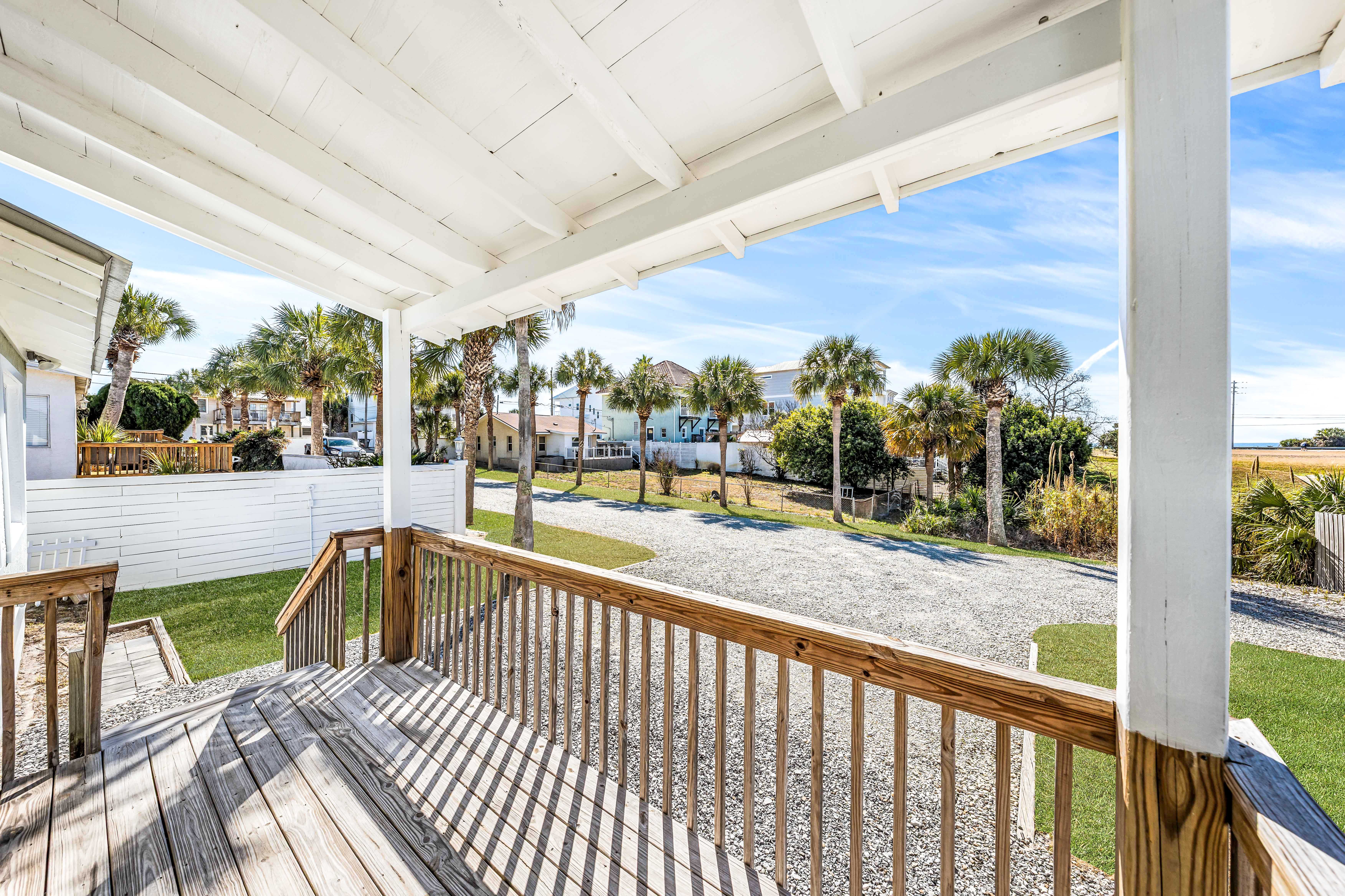 Leo_s Hideaway - Front  Porch area