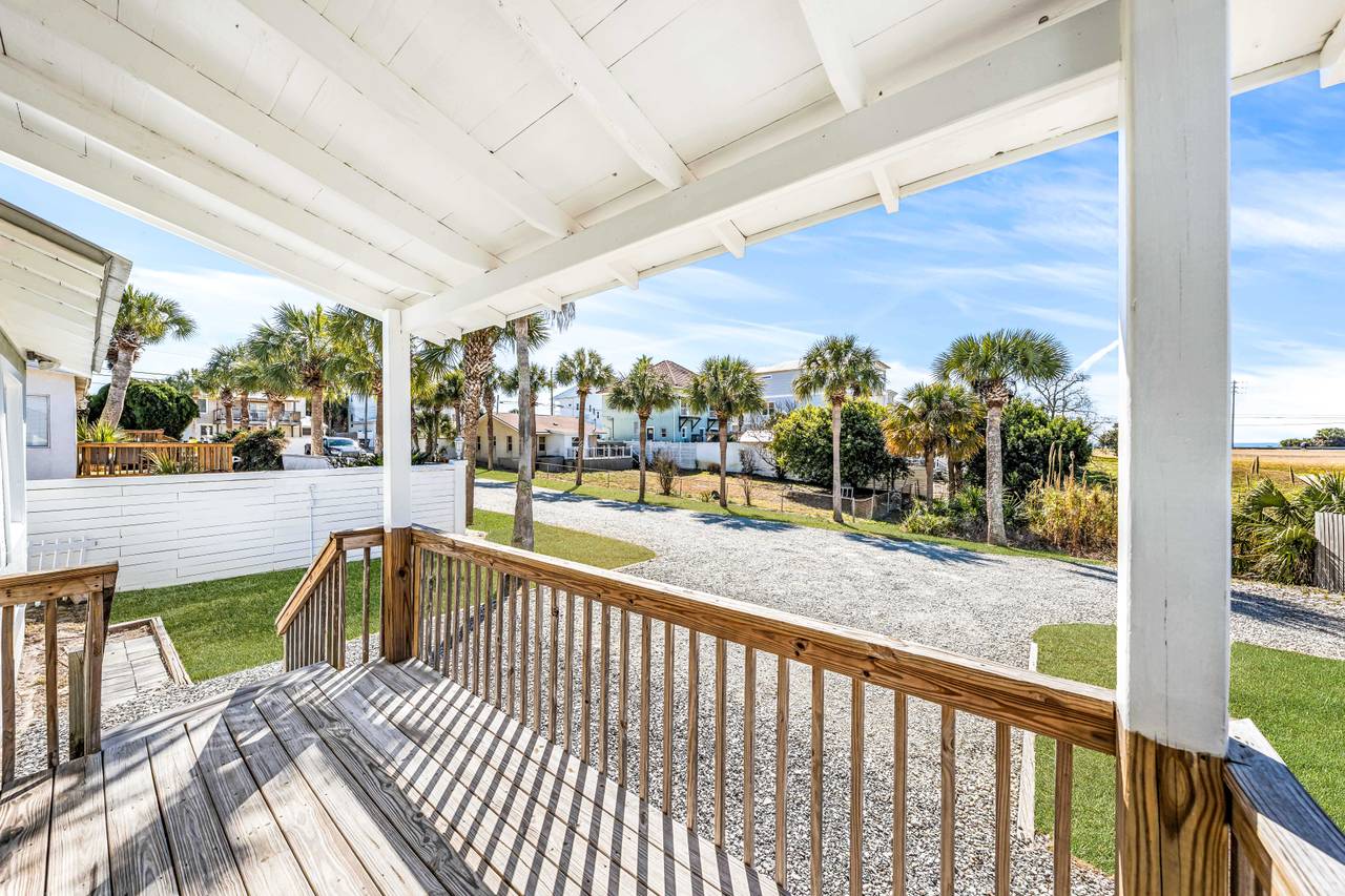 Leo_s Hideaway - Front Porch area Leo_s Hideaway - Front Porch area