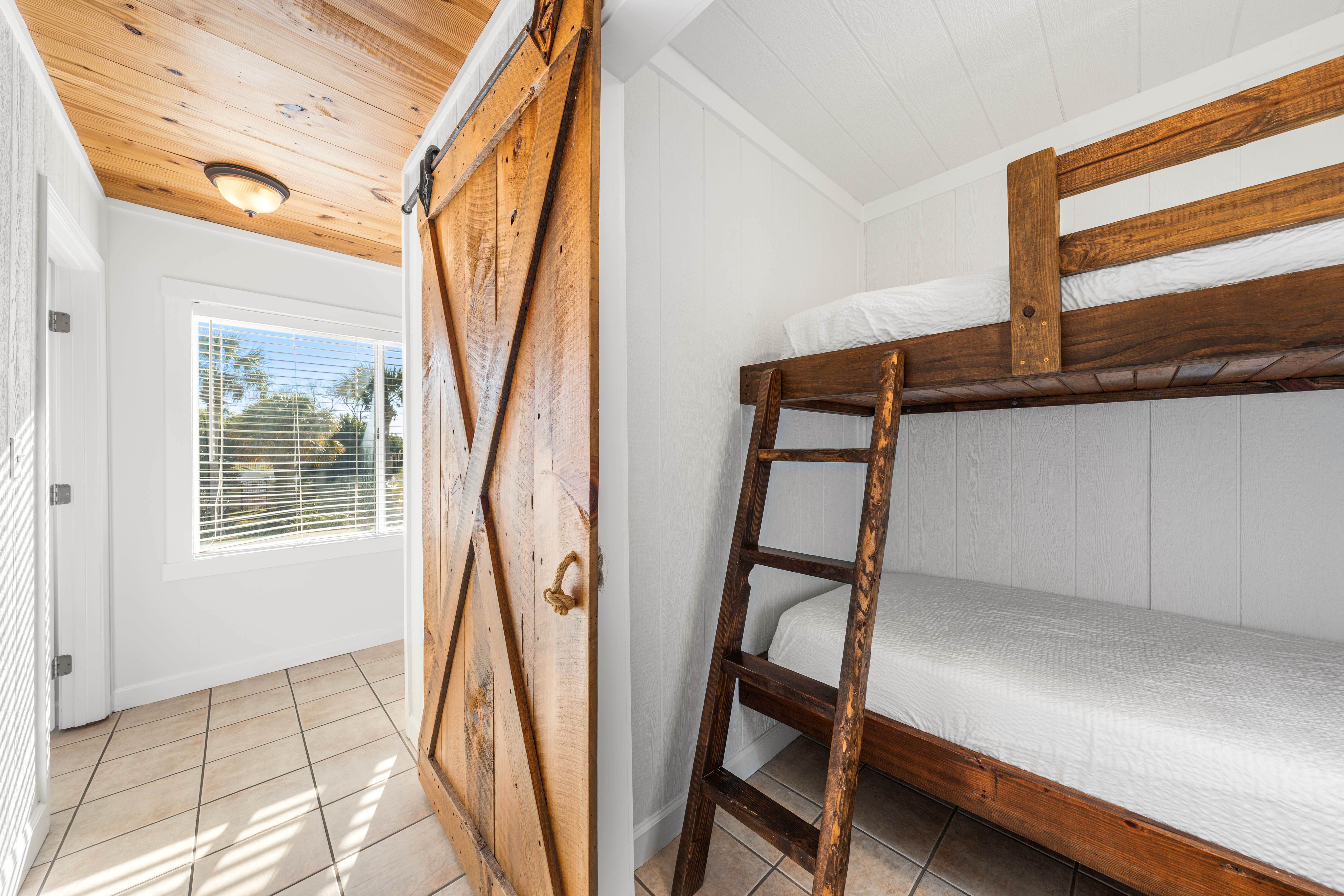 Leo_s Hideaway - Bunk Room