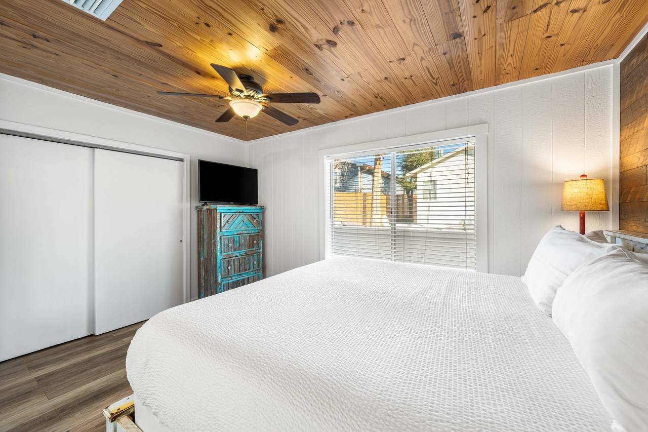 Leo_s Hideaway - Queen bedroom 2 Leo_s Hideaway - Queen bedroom 2