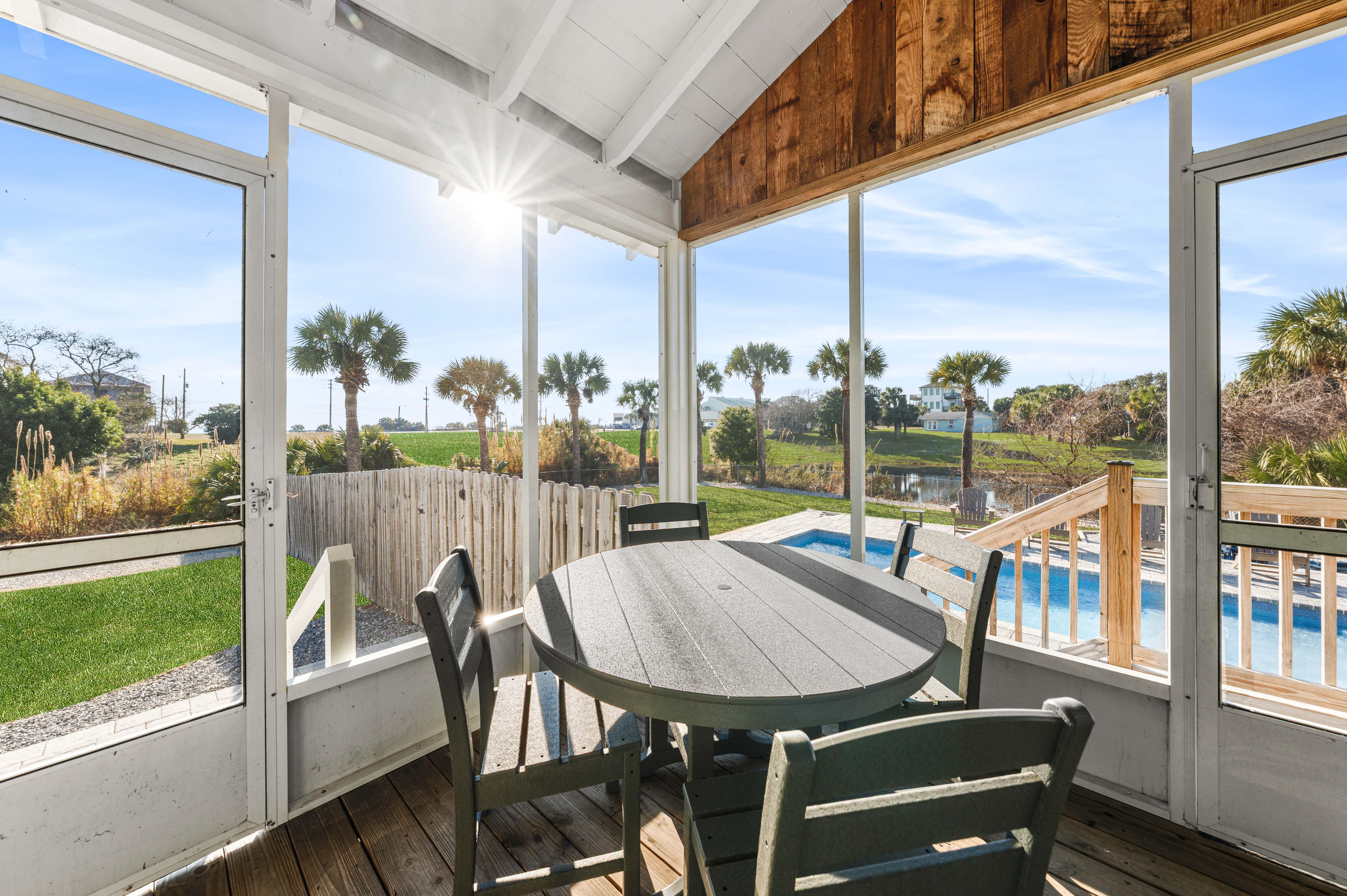 Leo_s Hideaway - Screened-in Porch