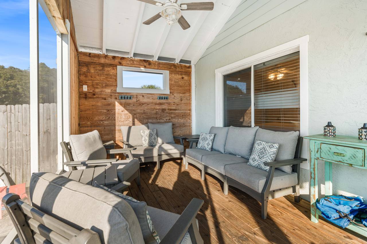 Leo_s Hideaway - Screened-in Porch Leo_s Hideaway - Screened-in Porch