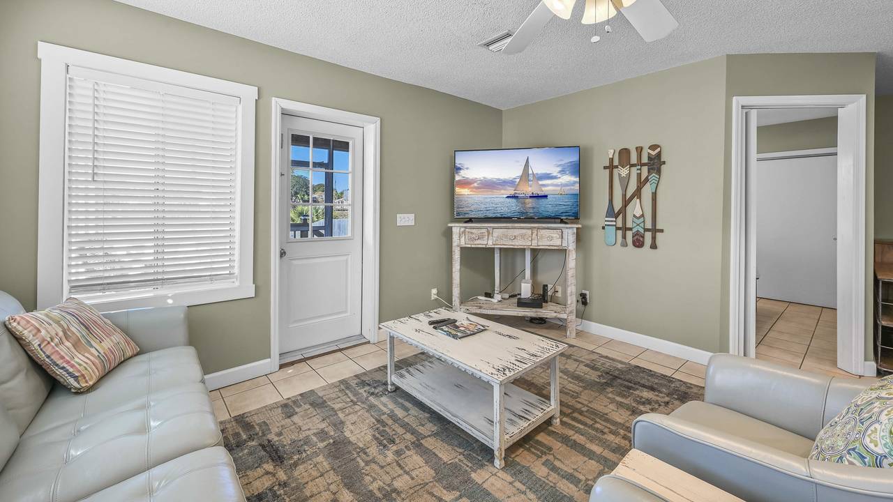 Leo's Hideaway Living Area Leo's Hideaway Living Area