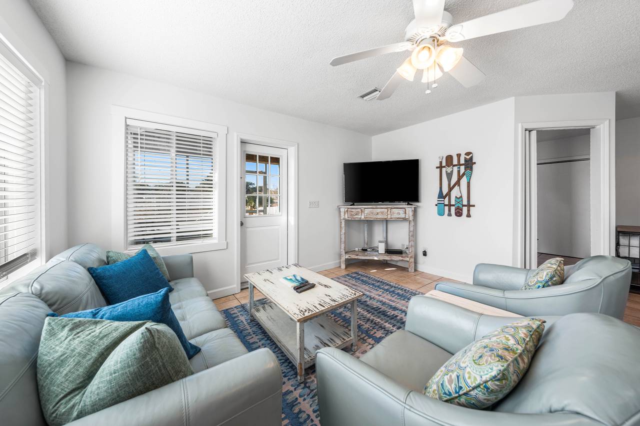 Leo_s Hideaway - Living area Leo_s Hideaway - Living area