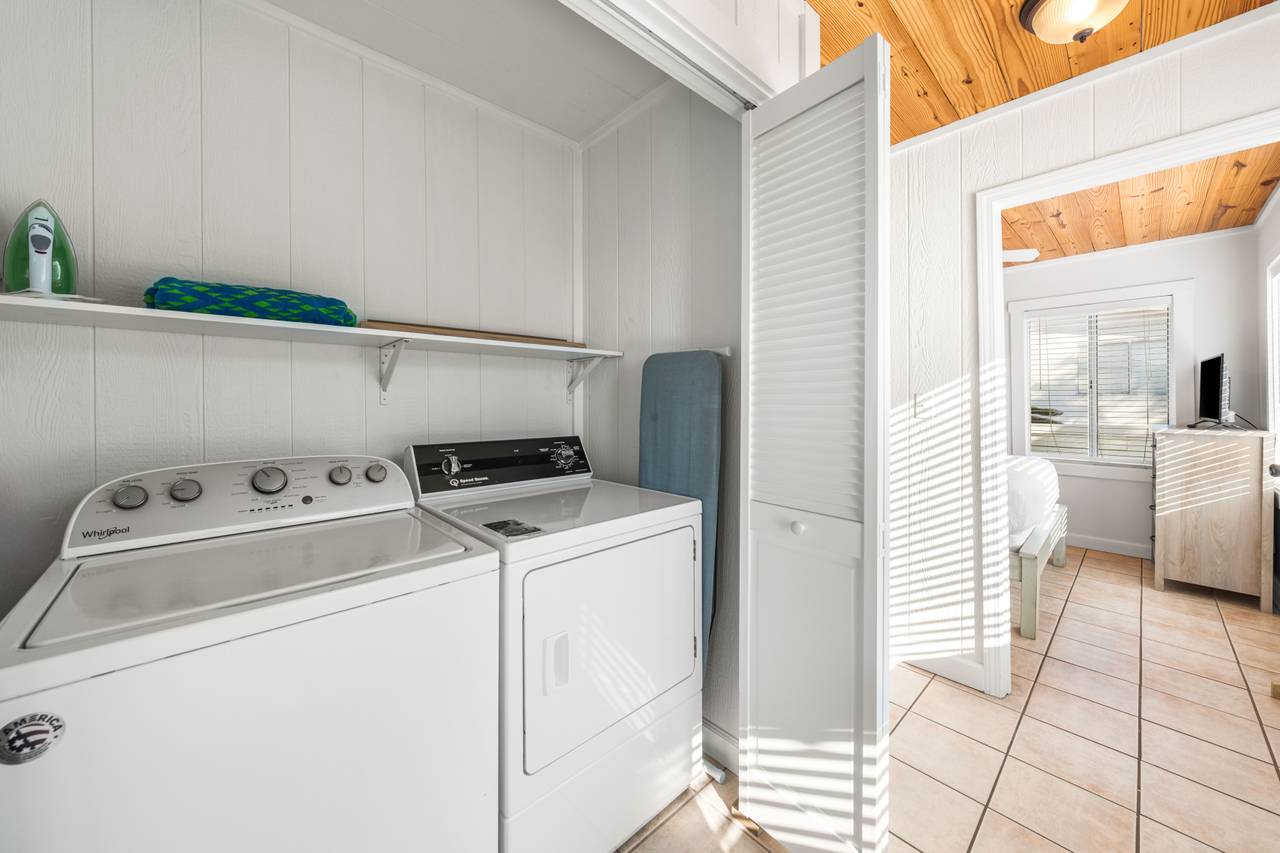 Leo_s Hideaway - Washer & Dryer Leo_s Hideaway - Washer & Dryer