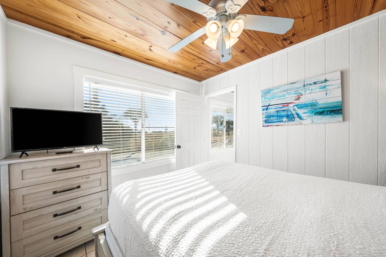 Leo_s Hideaway - Queen bedroom 1 Leo_s Hideaway - Queen bedroom 1