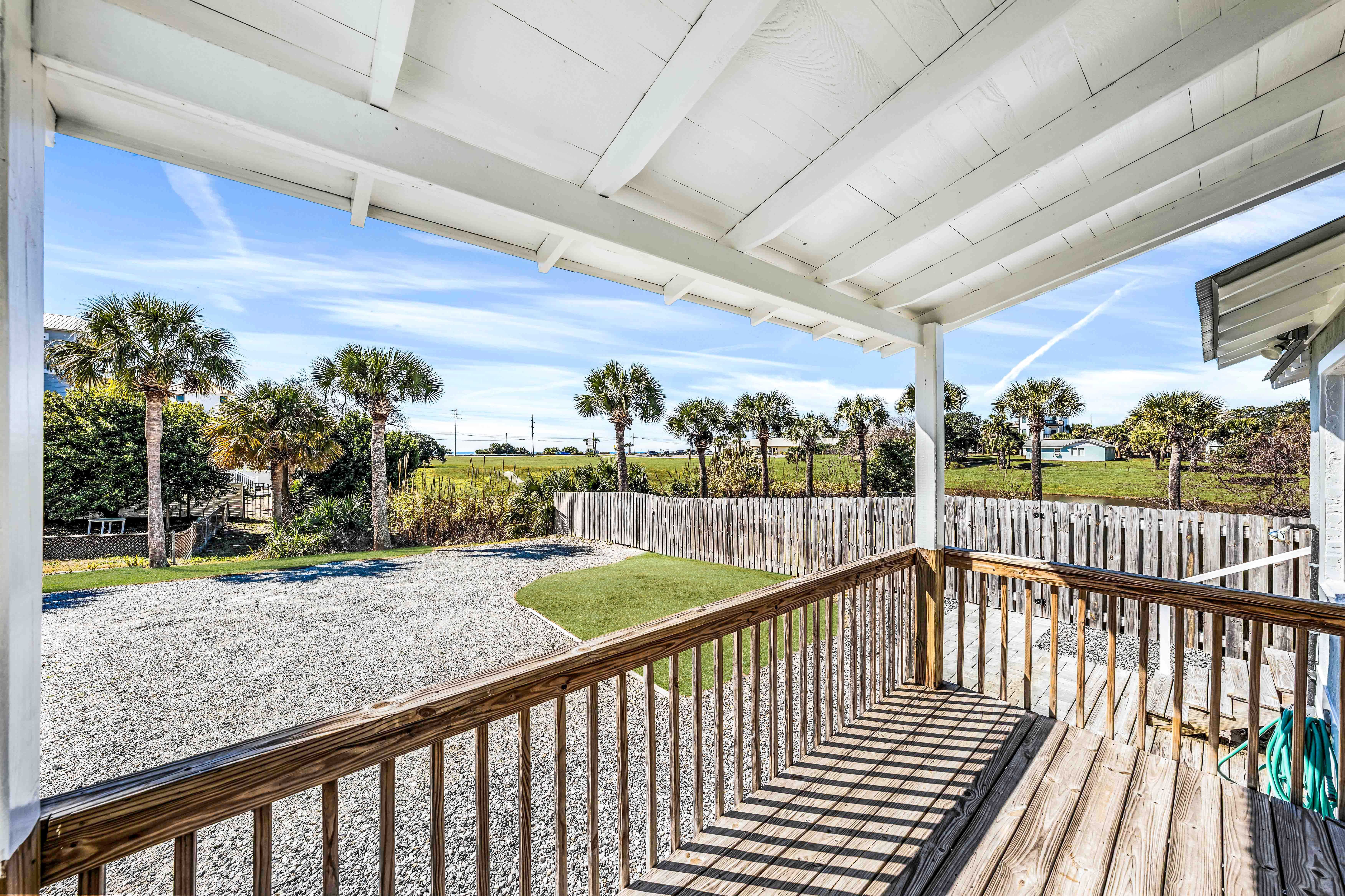 Leo_s Hideaway - Front  Porch area