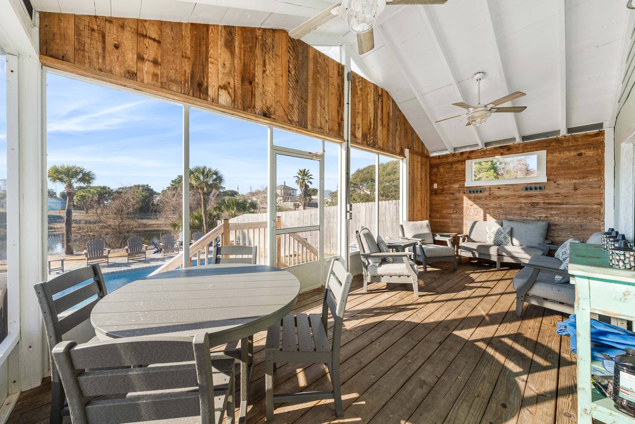 Leo_s Hideaway - Screened-in Porch Leo_s Hideaway - Screened-in Porch