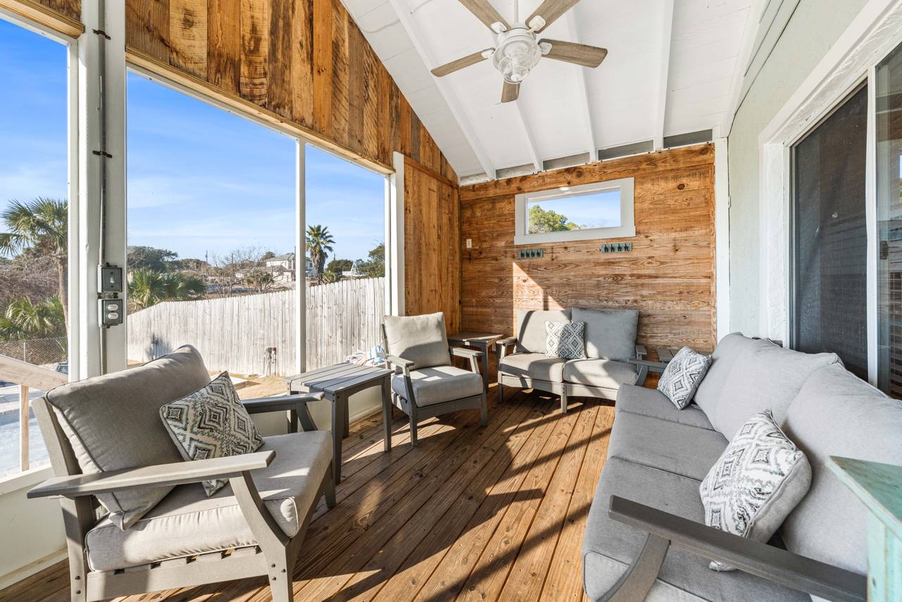 Leo_s Hideaway - Screened-in Porch Leo_s Hideaway - Screened-in Porch