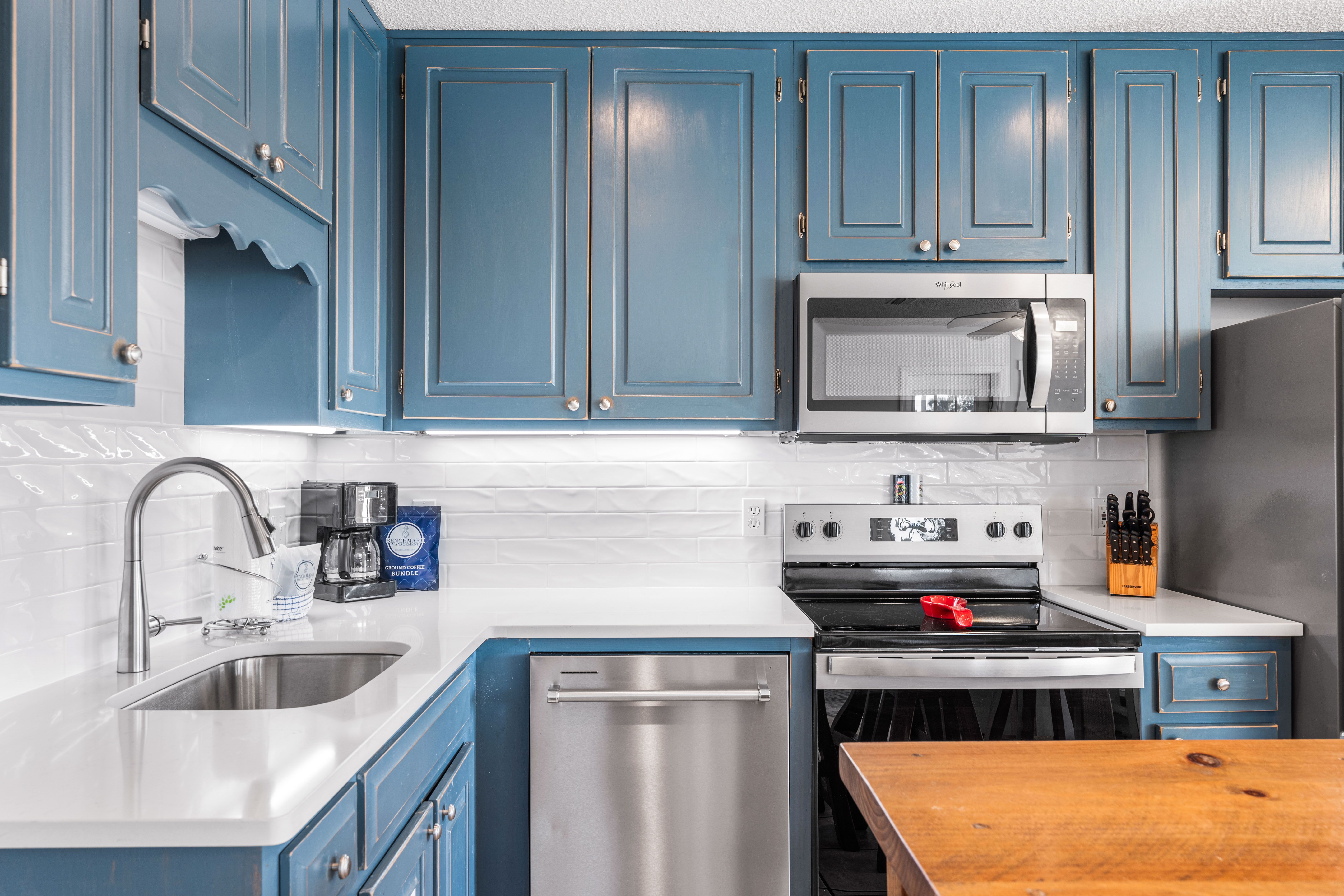 Leo_s Hideaway - Dining & Kitchen area