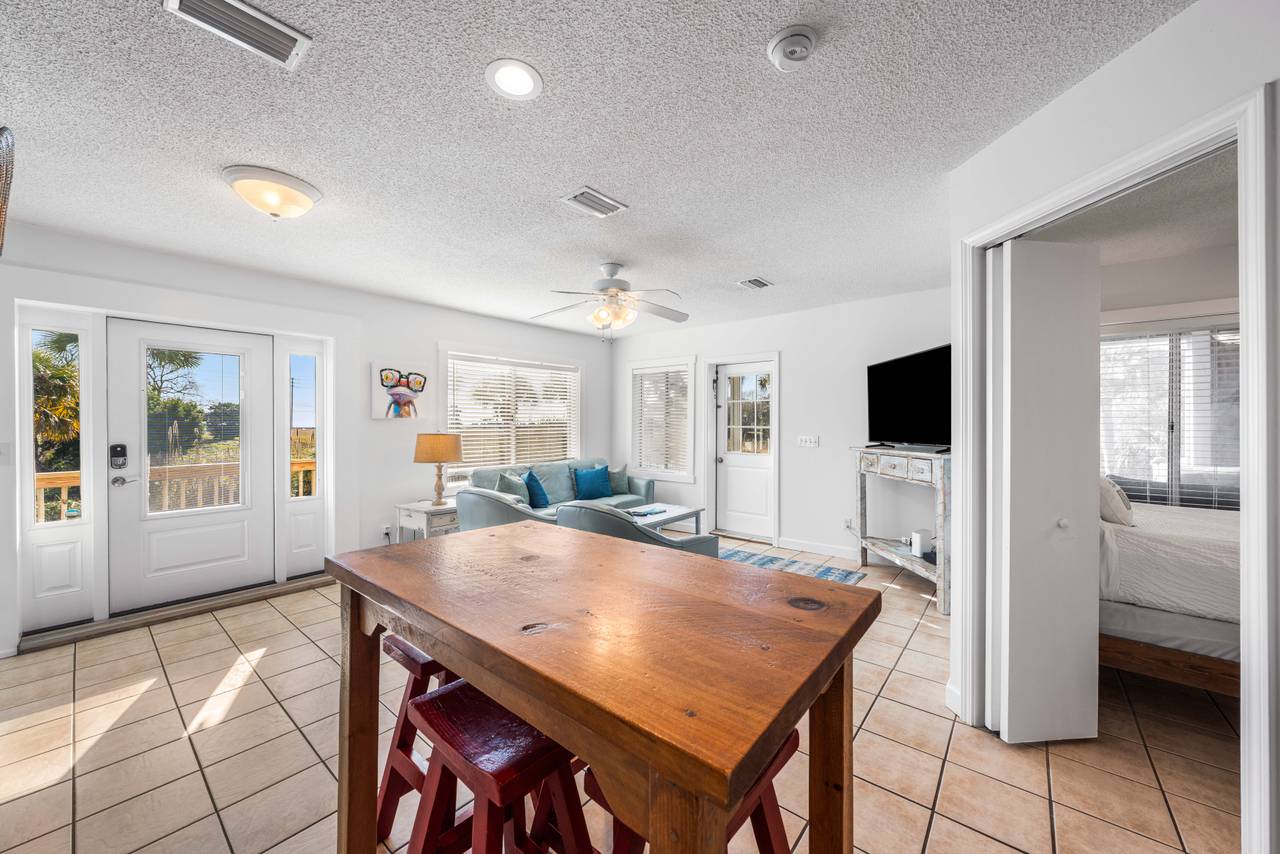 Leo_s Hideaway - Dining area Leo_s Hideaway - Dining area