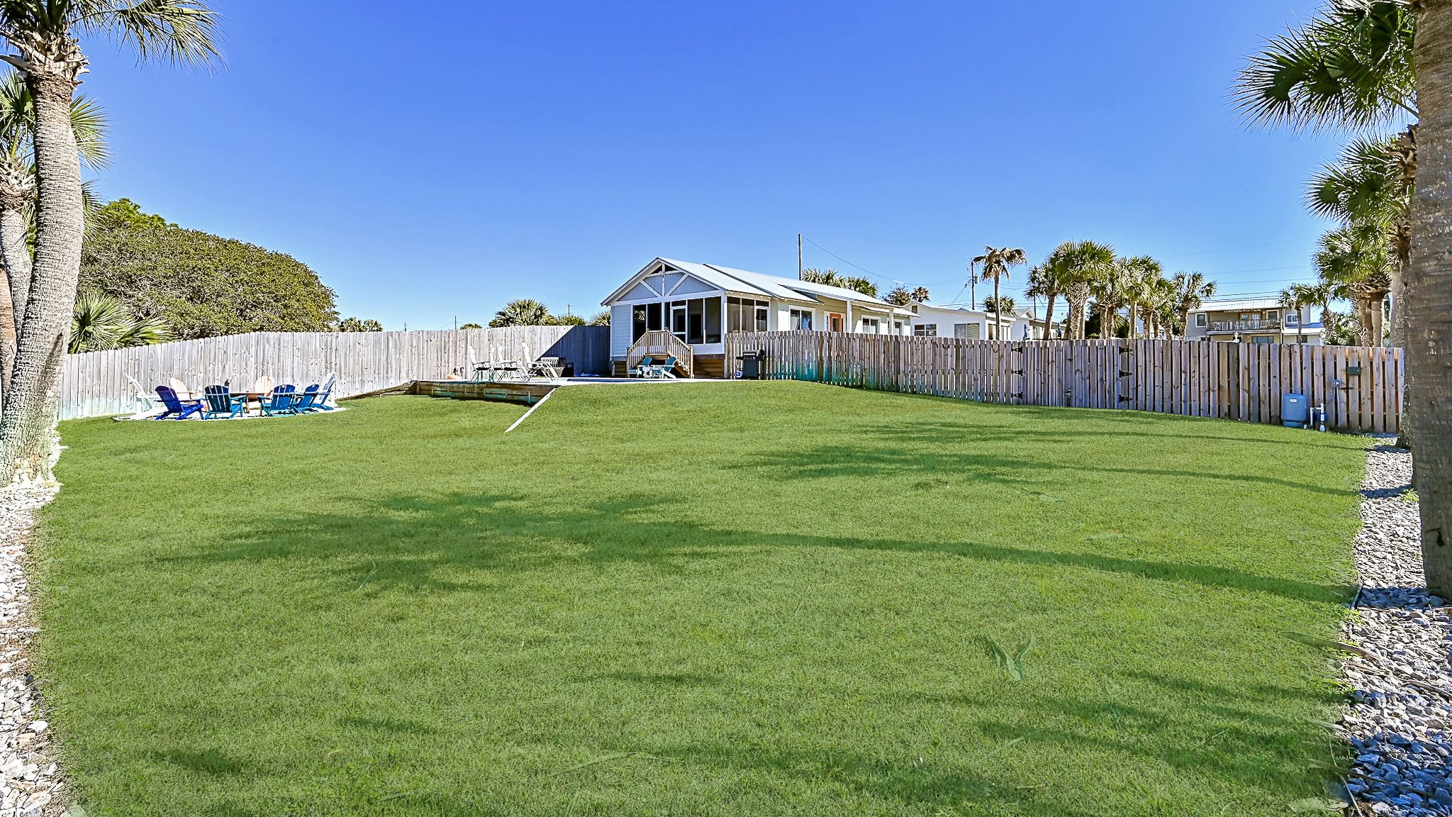 Leo's Hideaway Backyard