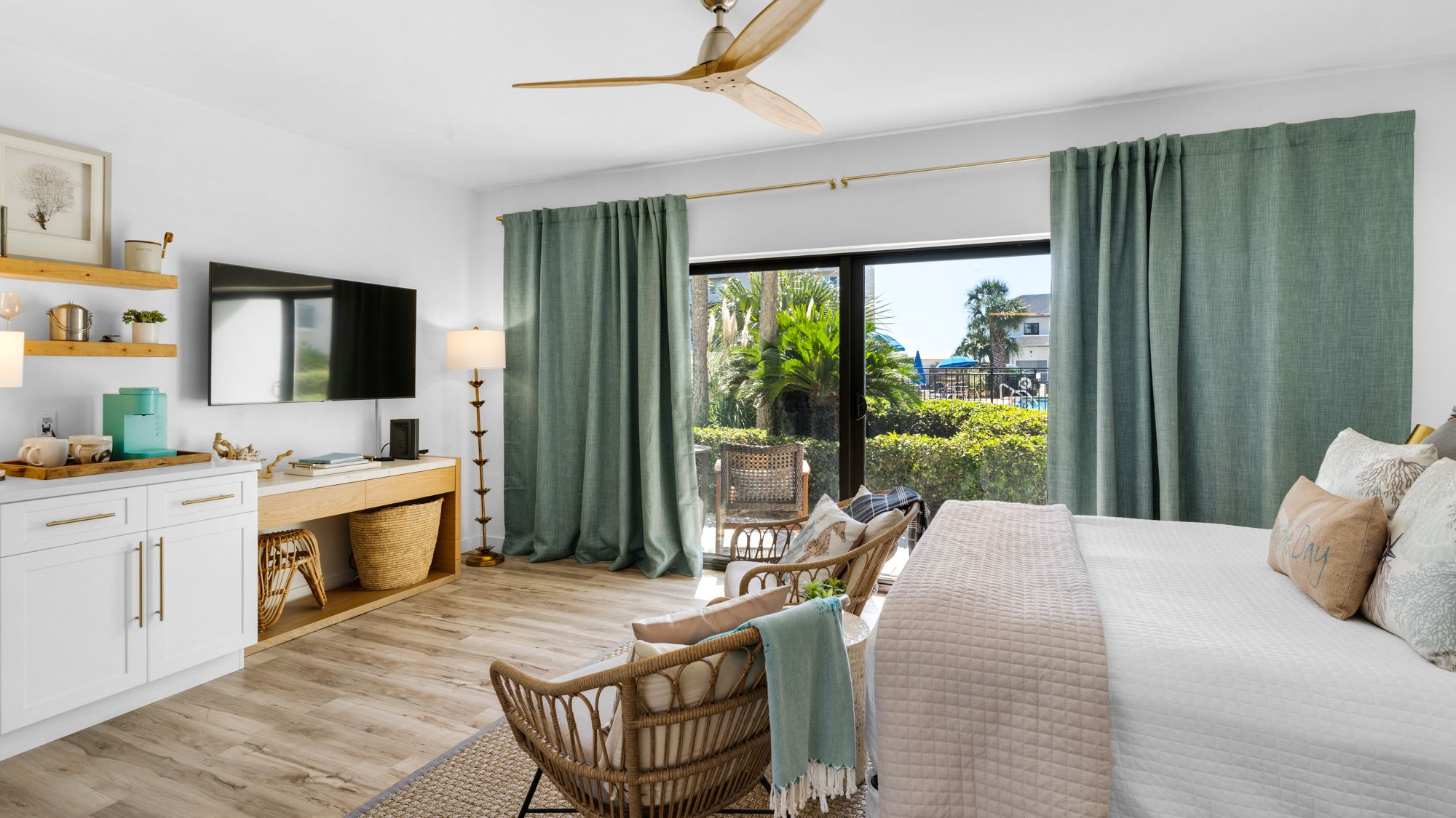 Emerald Hill 35 Bed & Living area