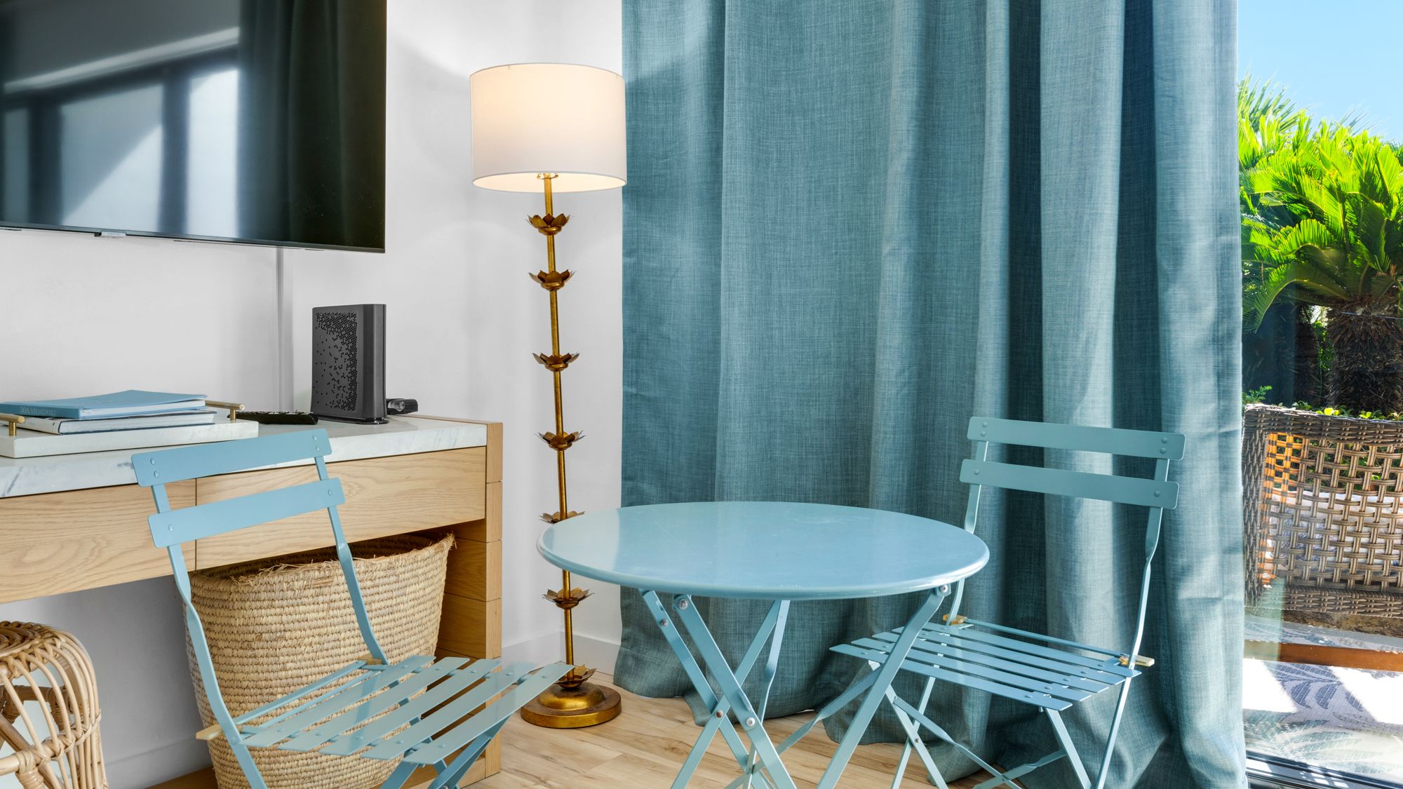 Emerald Hill 35 TV & Table