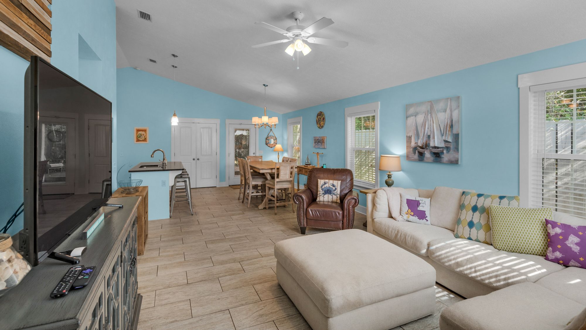 Sandy Teauxs Living Area into Kitchen