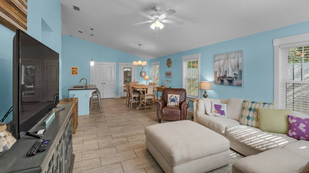Sandy Teauxs Living Area into Kitchen Sandy Teauxs Living Area into Kitchen