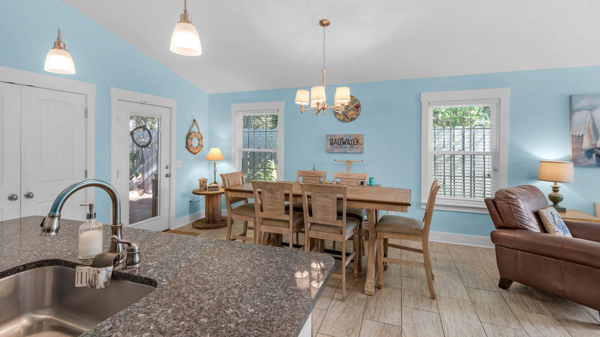 Sandy Teauxs Kitchen and Dining Table