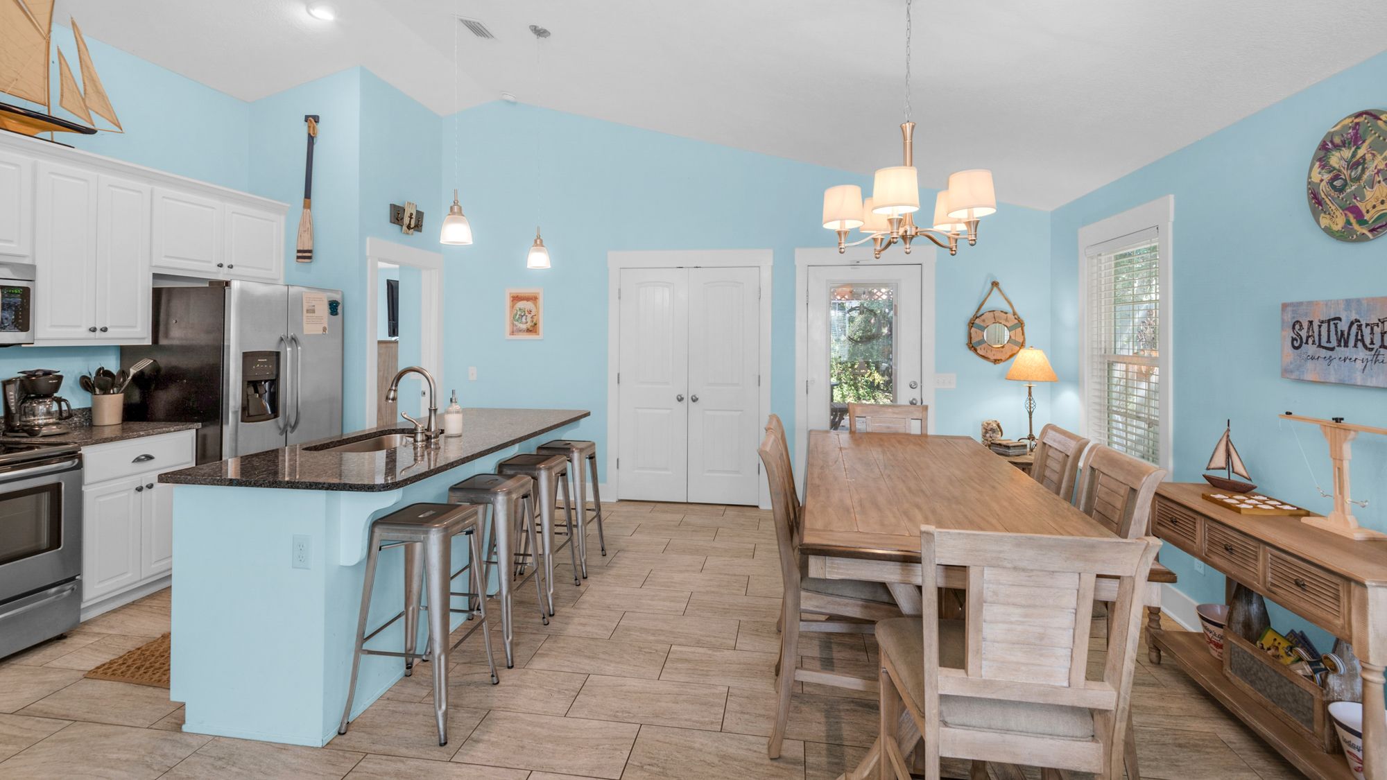 Sandy Teauxs Dining Table and Kitchen