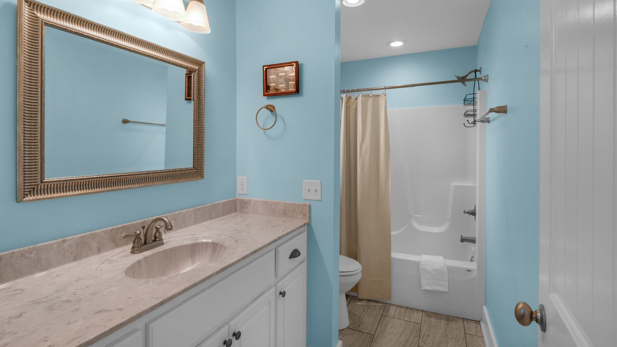 Sandy Teauxs Attached Bathroom